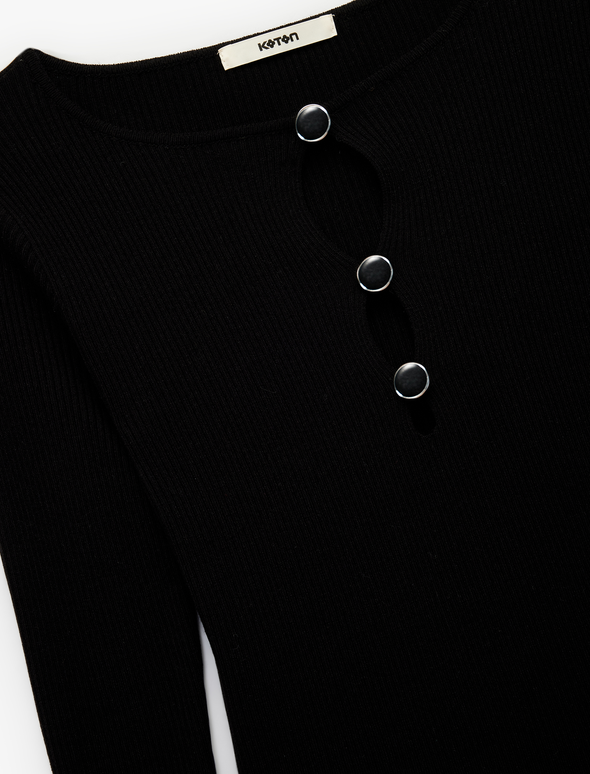   Uzun Kollu Yuvarlak Yaka Aksesuarlı Pencere Detaylı Triko Kazak