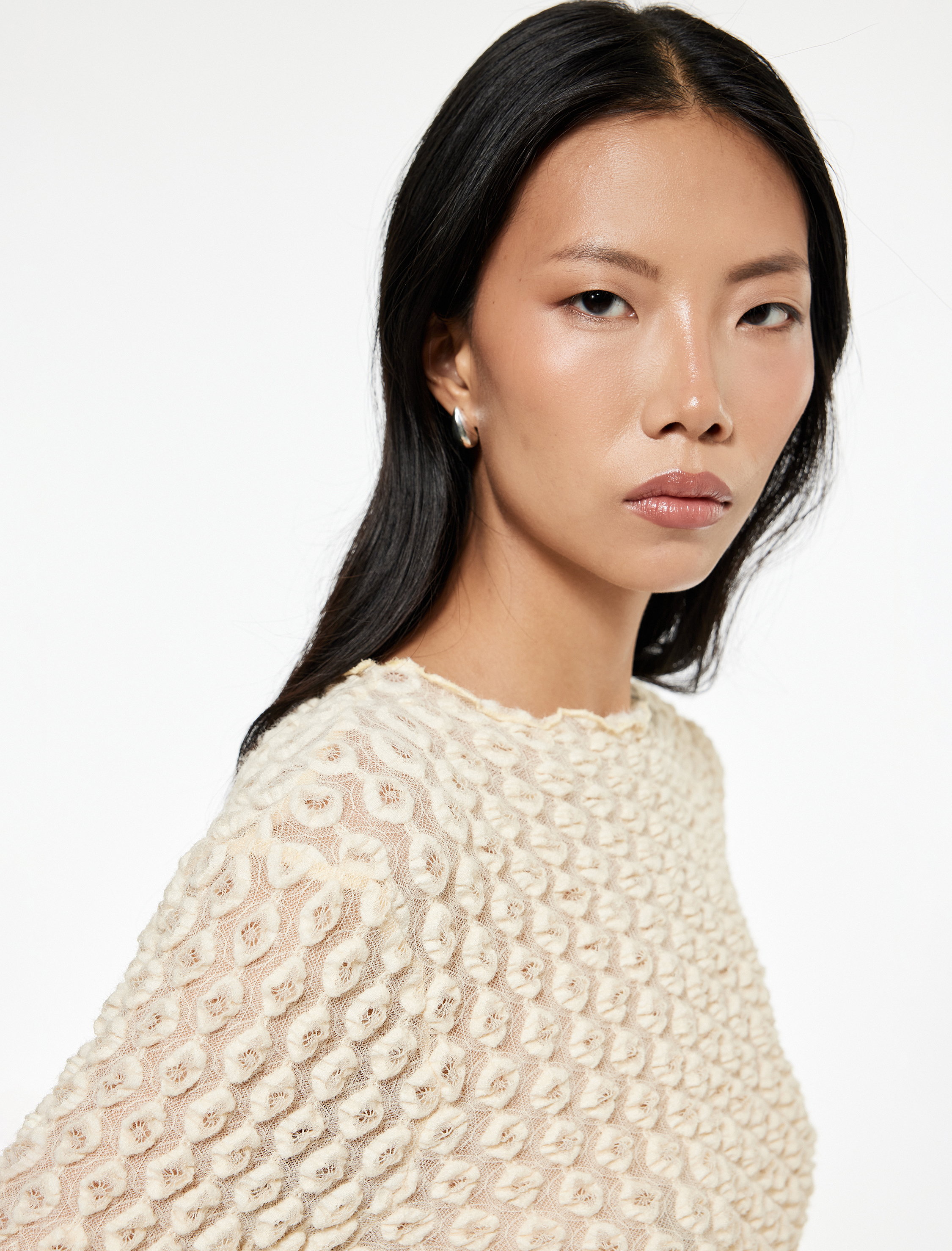   Koton X Sibil Çetinkaya - Slim Fit Yarı Transparan Yumuşak Dokulu Dik Yaka Uzun Kollu Dantel Bluz