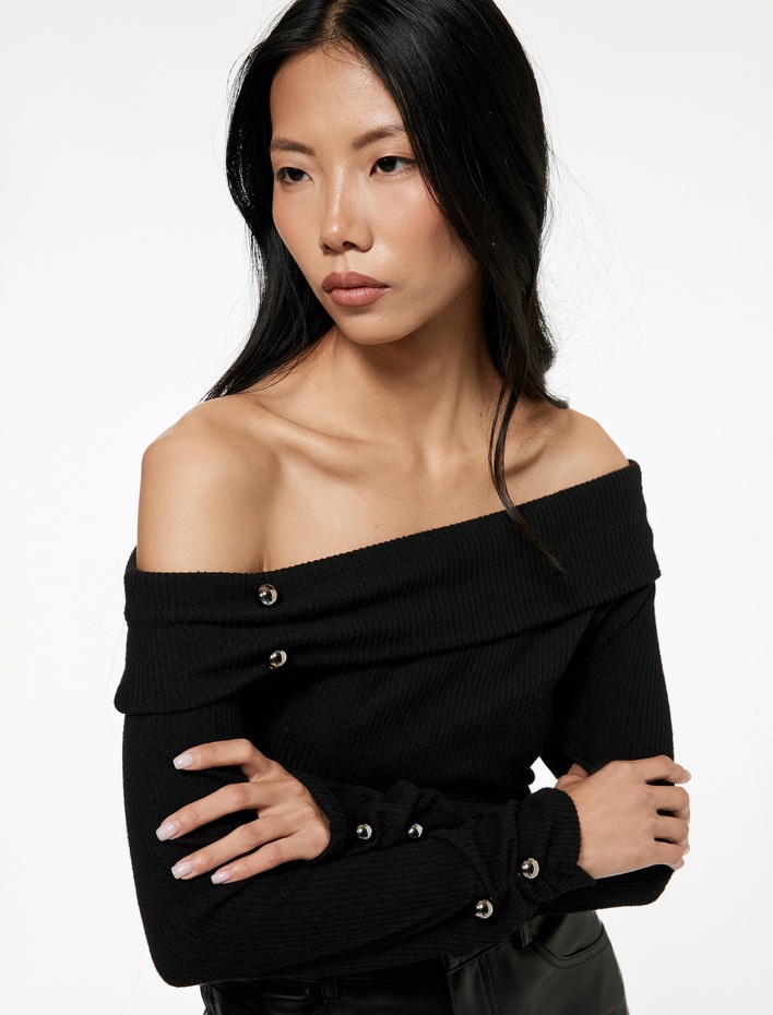  Koton X Sibil Çetinkaya - Slim Fit Aksesuarlı Uzun Kollu Omzu Açık Bluz