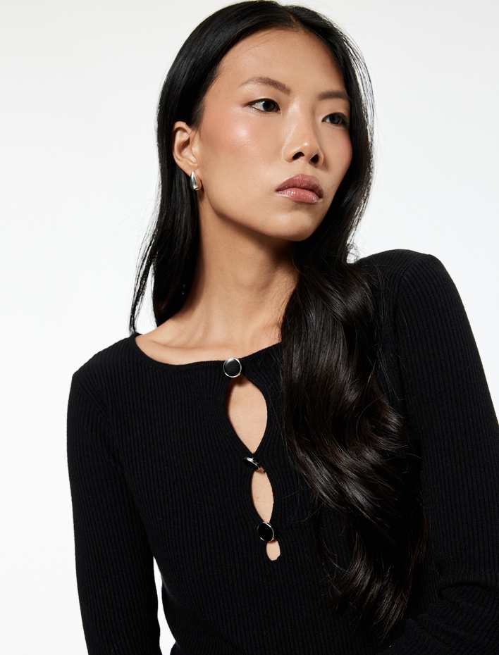  Uzun Kollu Yuvarlak Yaka Aksesuarlı Pencere Detaylı Triko Kazak