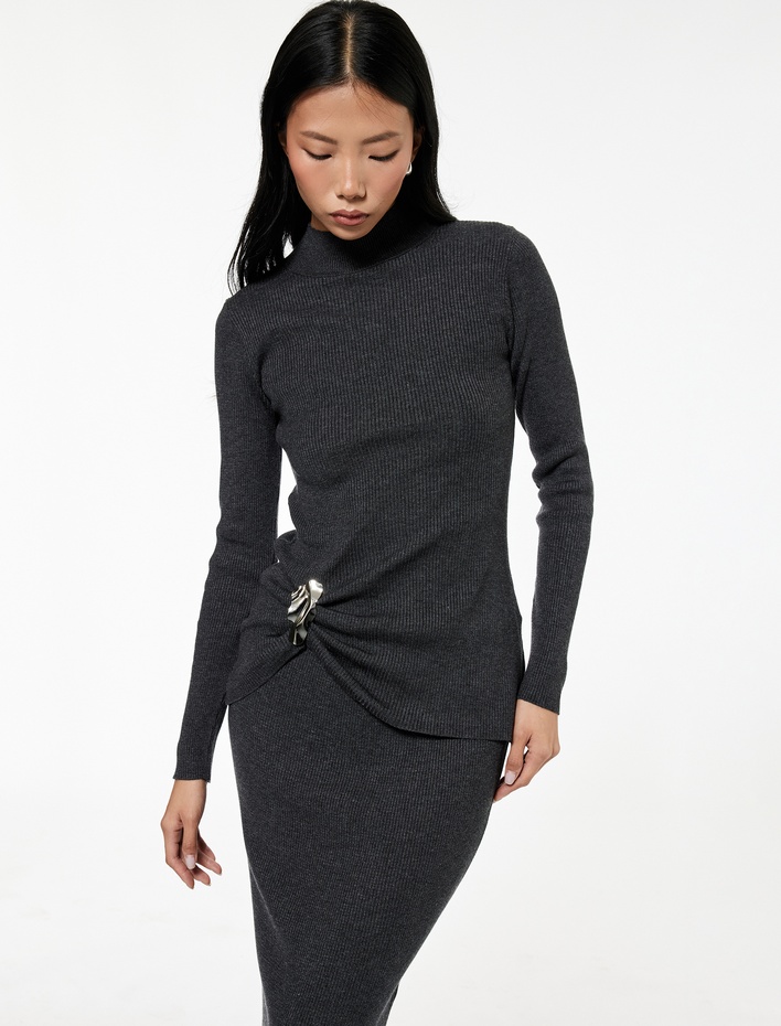  Peplum Kesim Uzun Kollu Dik Yaka Triko Kazak