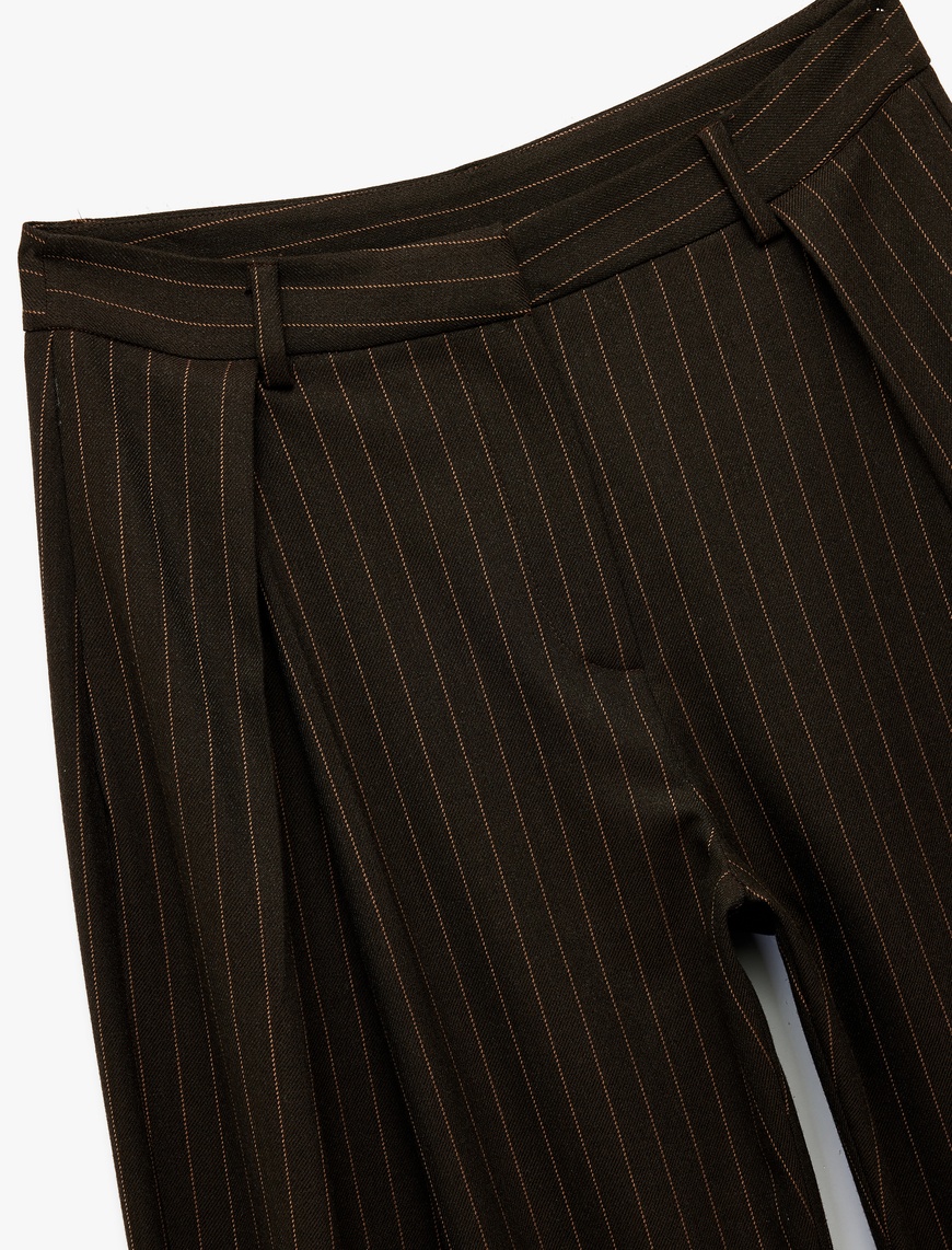   Koton X Sibil Çetinkaya - Pile Detaylı Cepli Çizgili Düz Geniş Paça Kumaş Pantolon