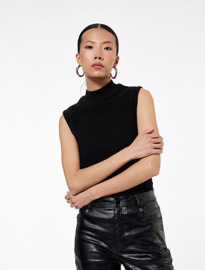  Dik Yaka Dokulu Kolsuz Triko Bluz