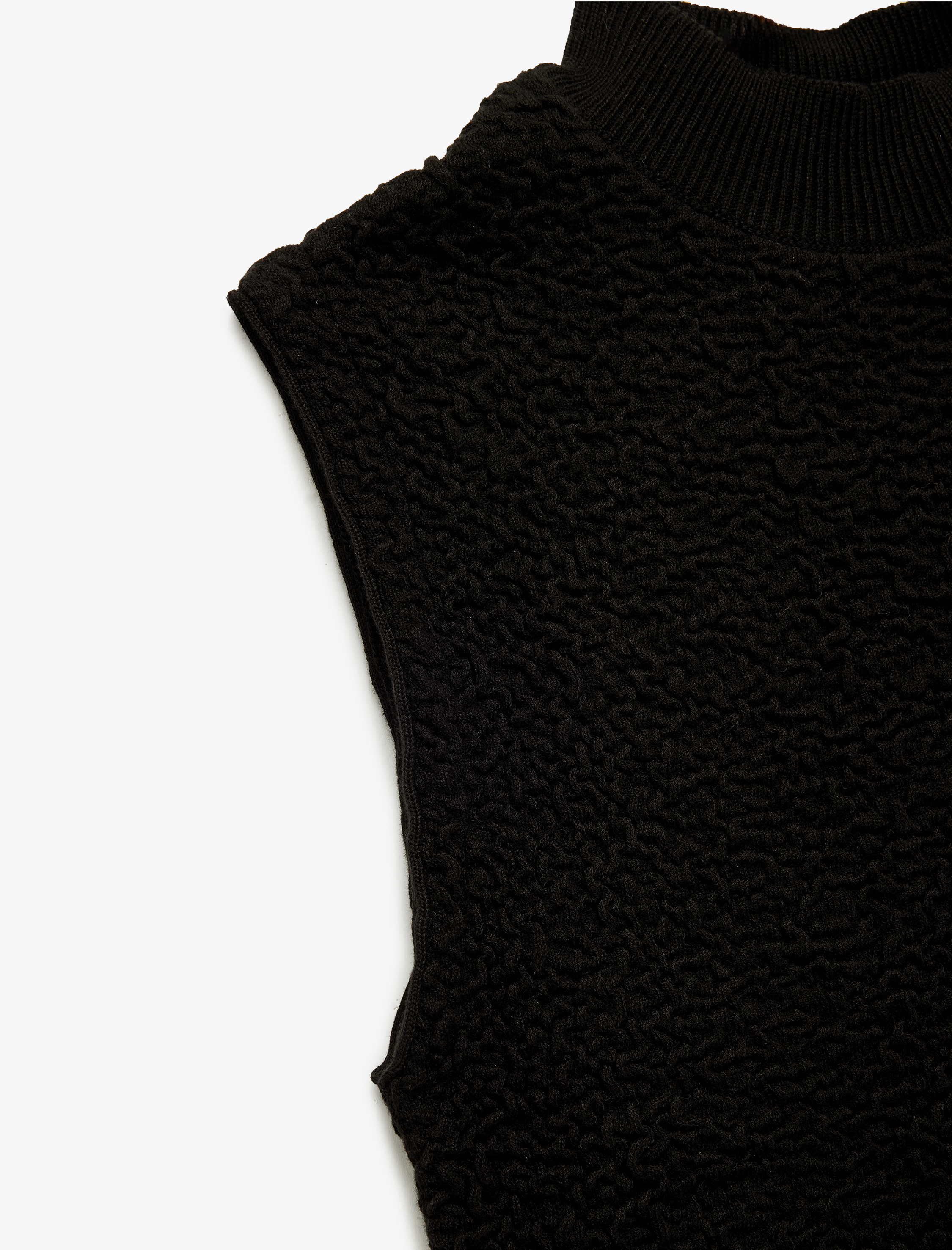 Dik Yaka Dokulu Kolsuz Triko Bluz