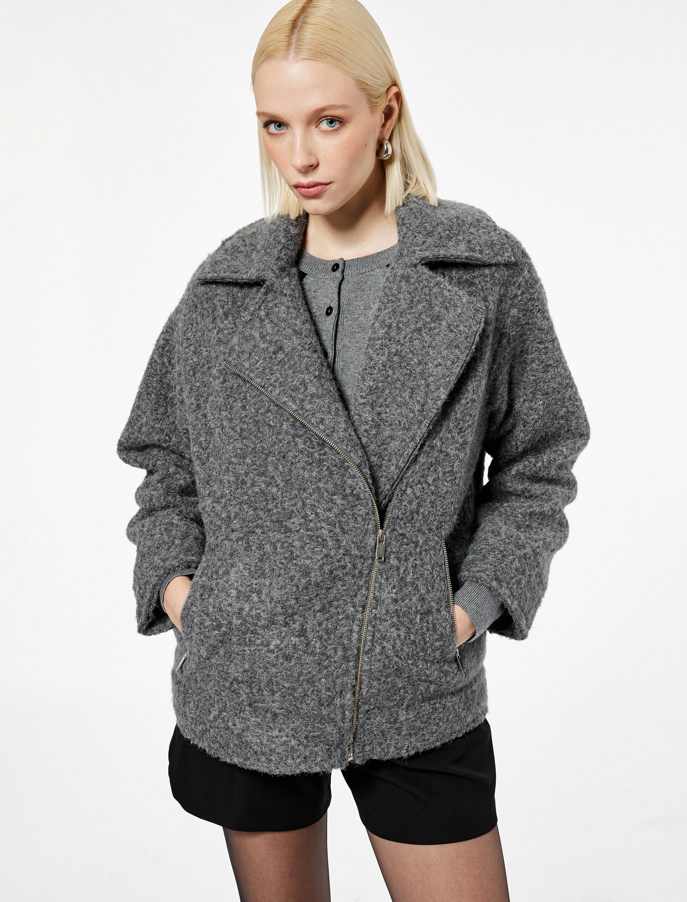   Uzun Kollu Cepli Fermuar Detaylı Kısa Buklet Kaban