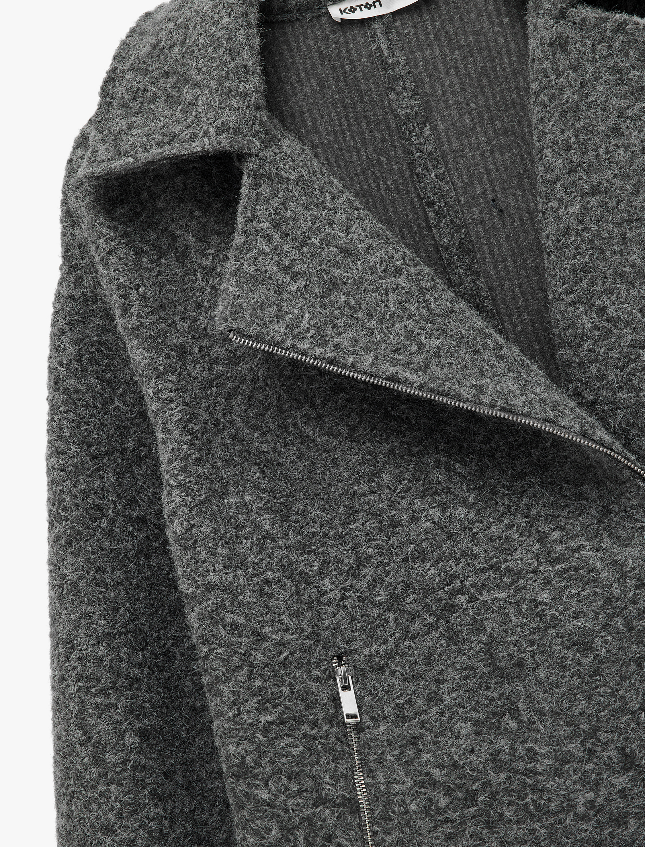   Uzun Kollu Cepli Fermuar Detaylı Kısa Buklet Kaban