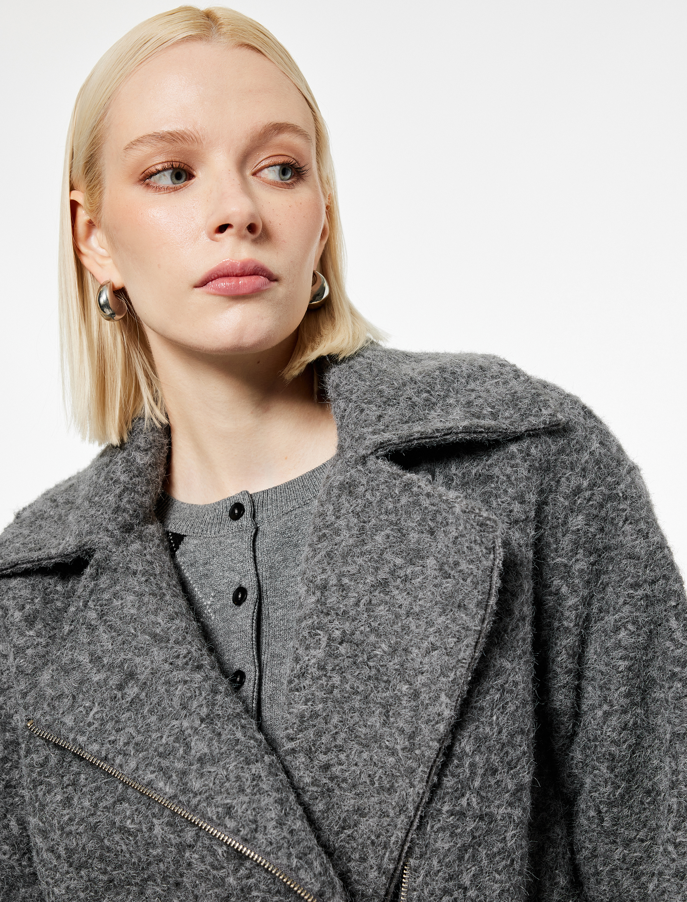   Uzun Kollu Cepli Fermuar Detaylı Kısa Buklet Kaban