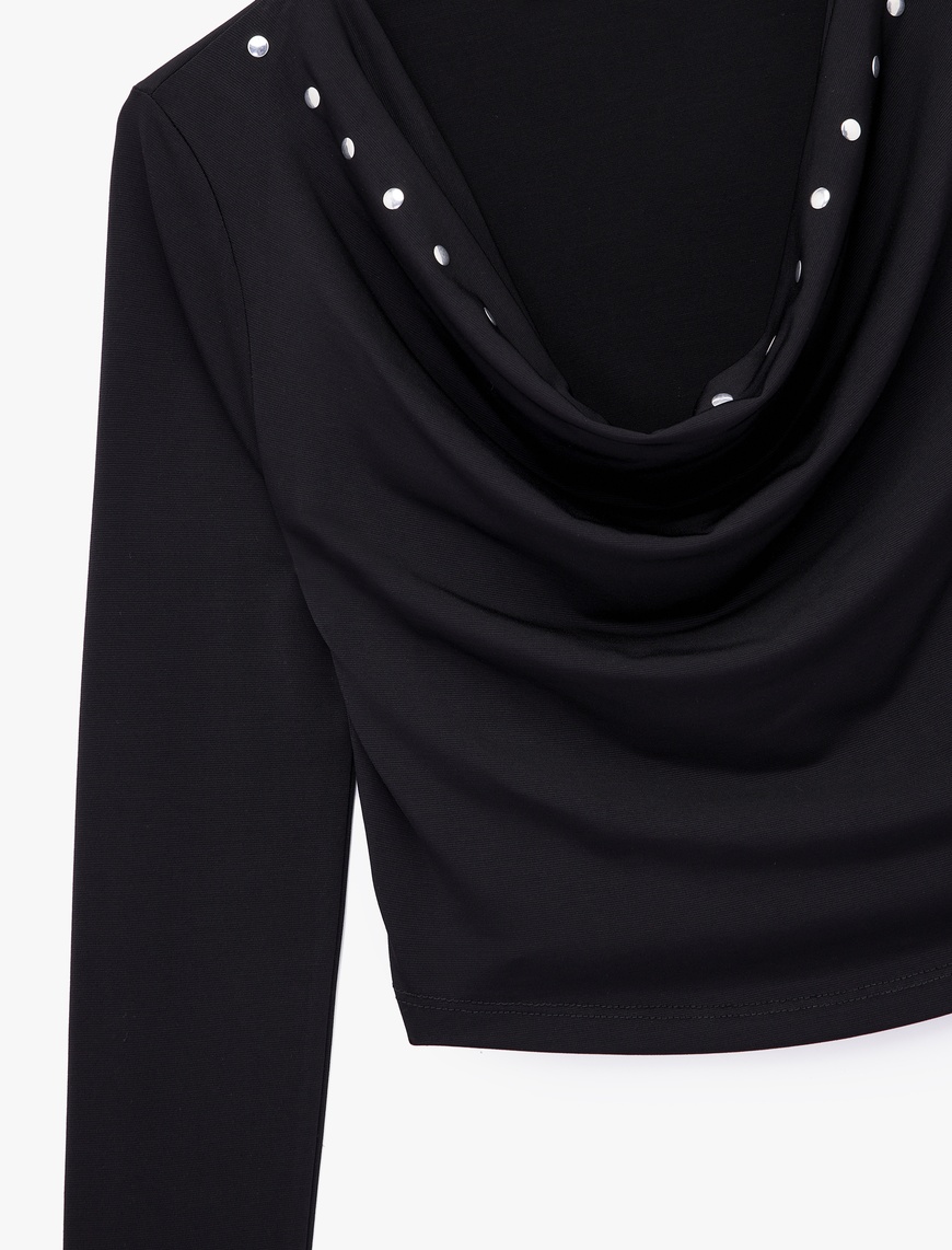   Slim Fit Uzun Kollu Metal Aksesuarlı Degaje Yaka Tişört