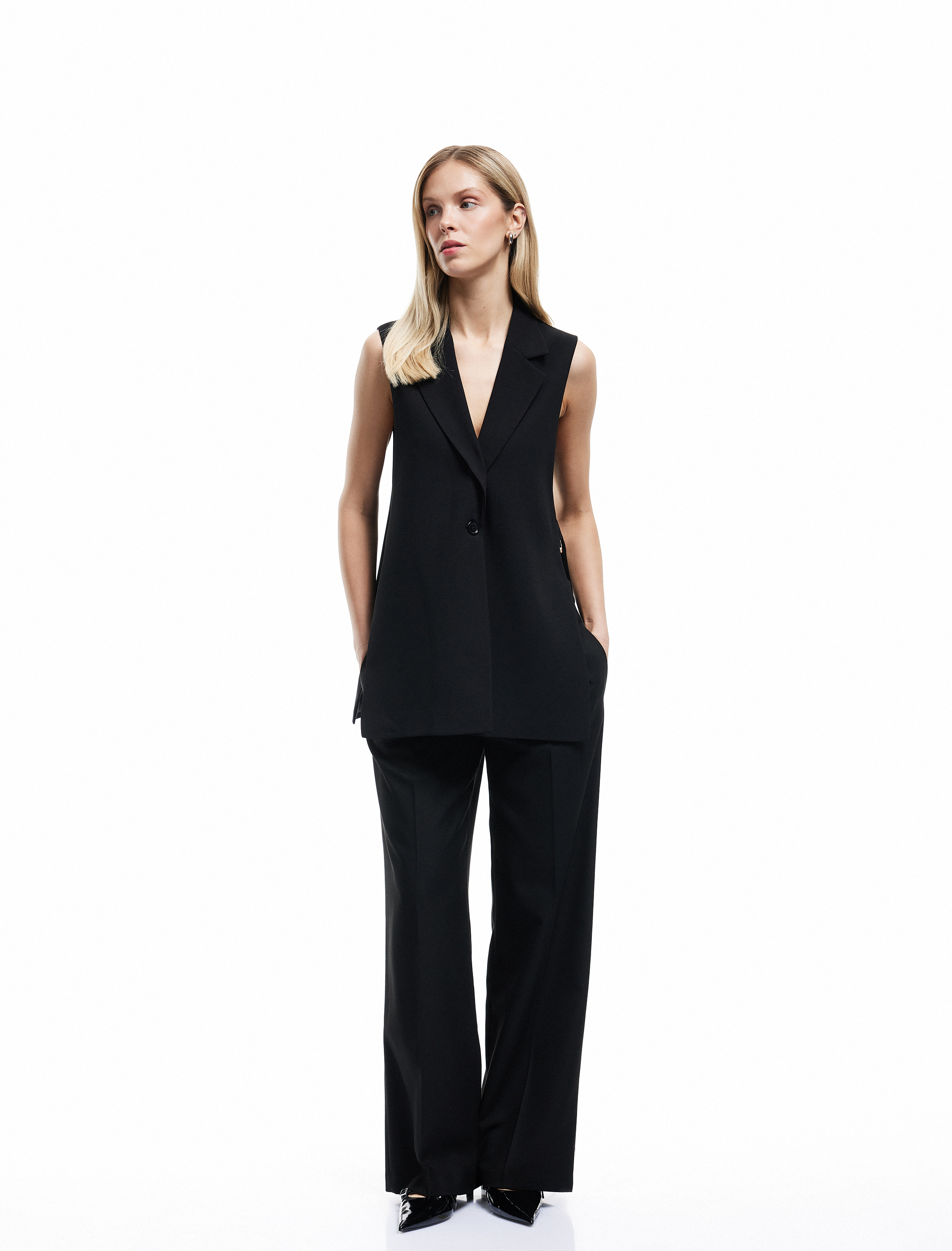   Krep Kumaş Aksesuarlı Yandan Pencere Detaylı V Yaka Düğmeli  Uzun Yelek