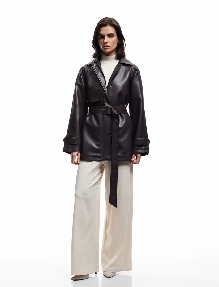  Rüzgar Kapak Detaylı Cepli Kemerli Uzun Kollu Suni Deri Ceket