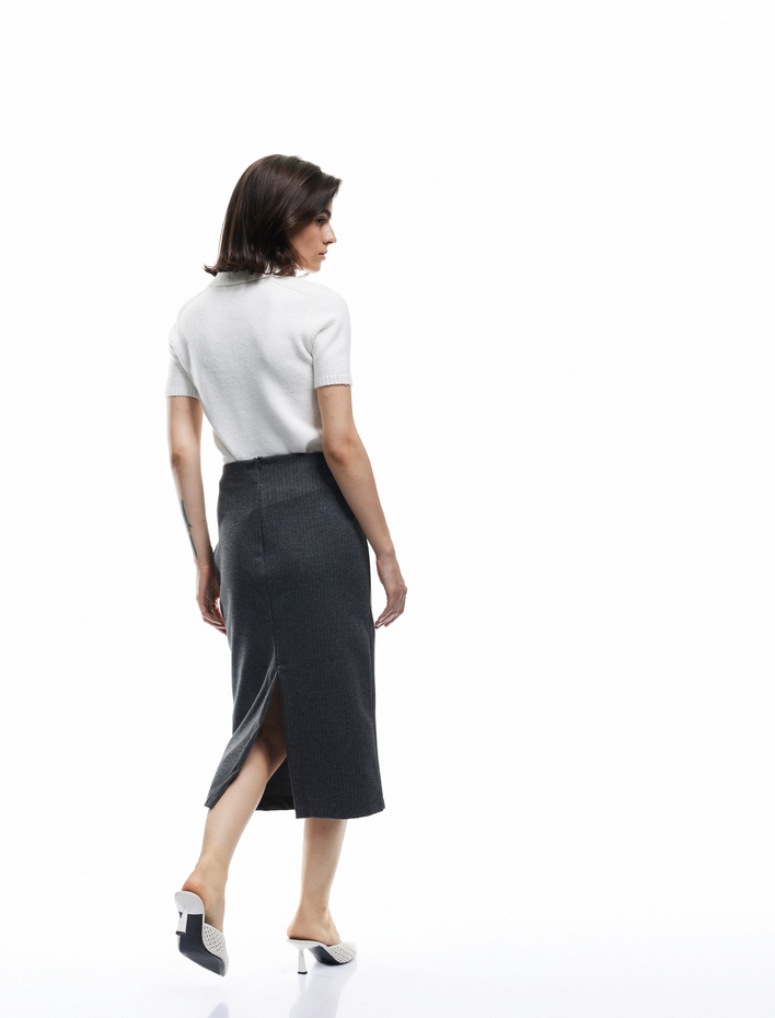  Parıltılı Metalik İplik Detaylı Slim Fit Yırtmaç Detaylı Midi Boy Kalem Etek