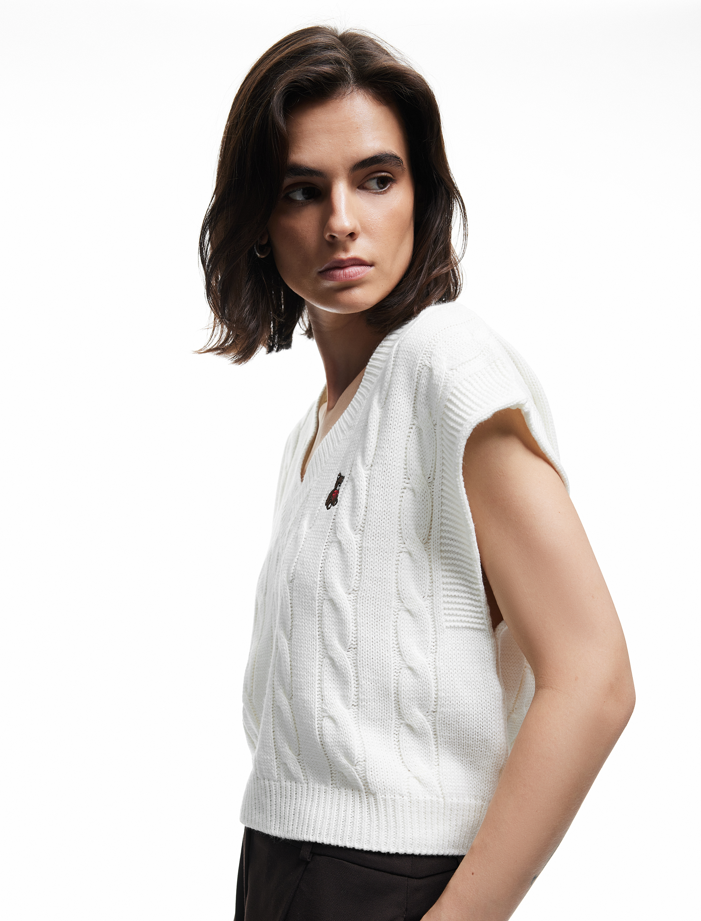   Kolsuz V Yaka Ayıcık İşleme Detaylı Saç Örgü Oversize Süveter