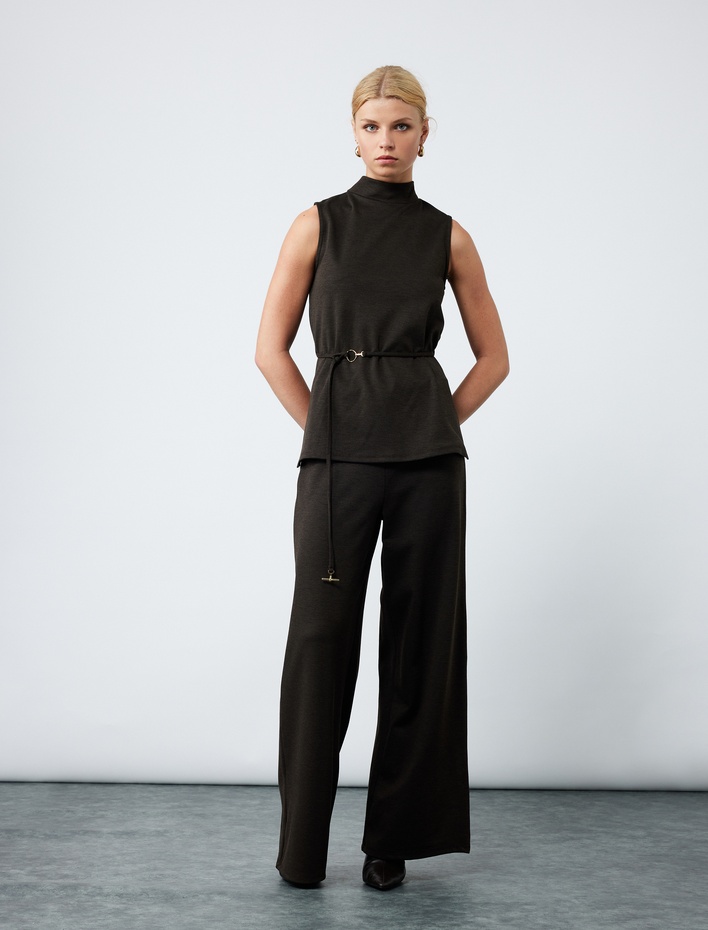  Metal Aksesuarlı Dik Yaka Kolsuz Kemerli Uzun Bluz