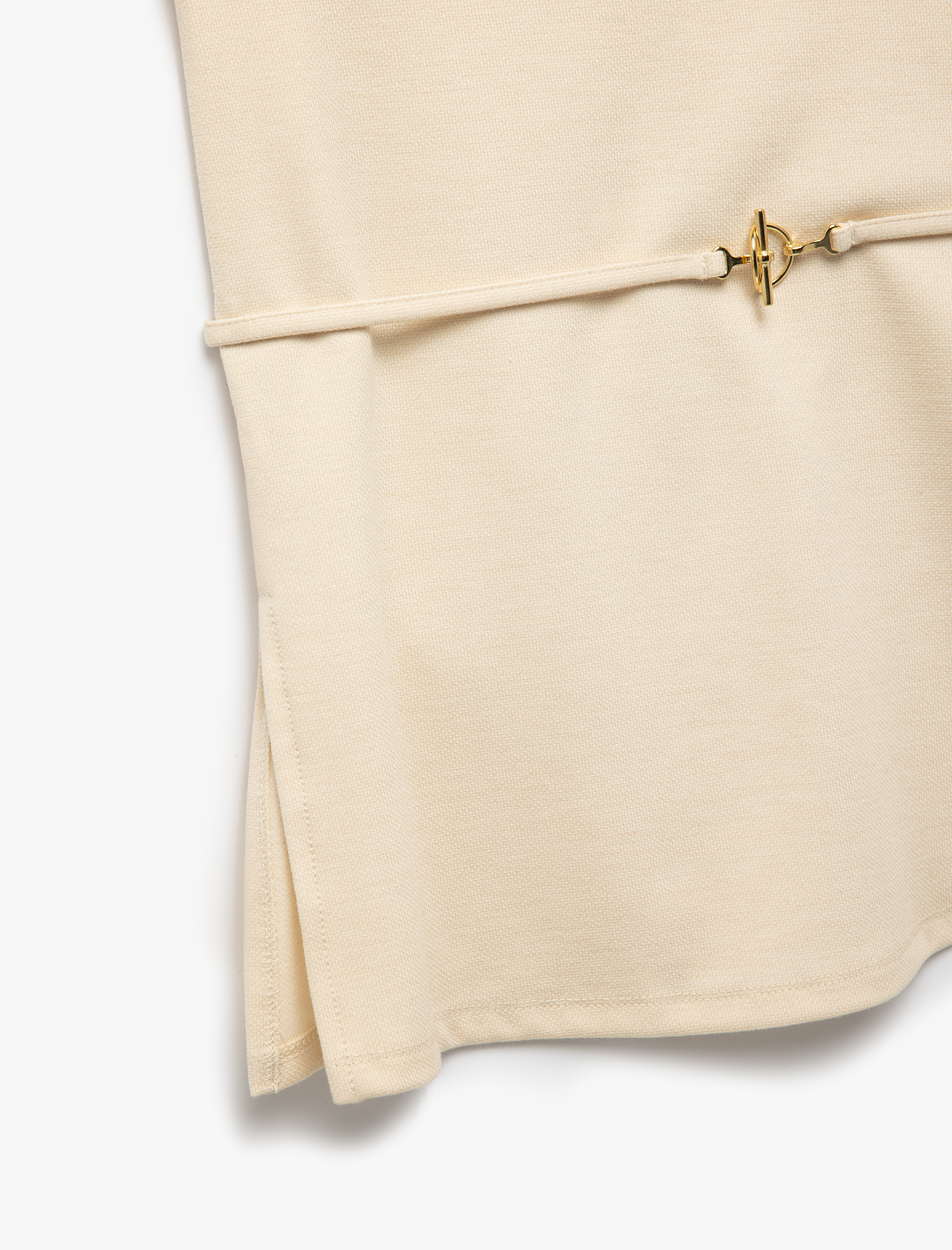   Metal Aksesuarlı Dik Yaka Kolsuz Kemerli Uzun Bluz