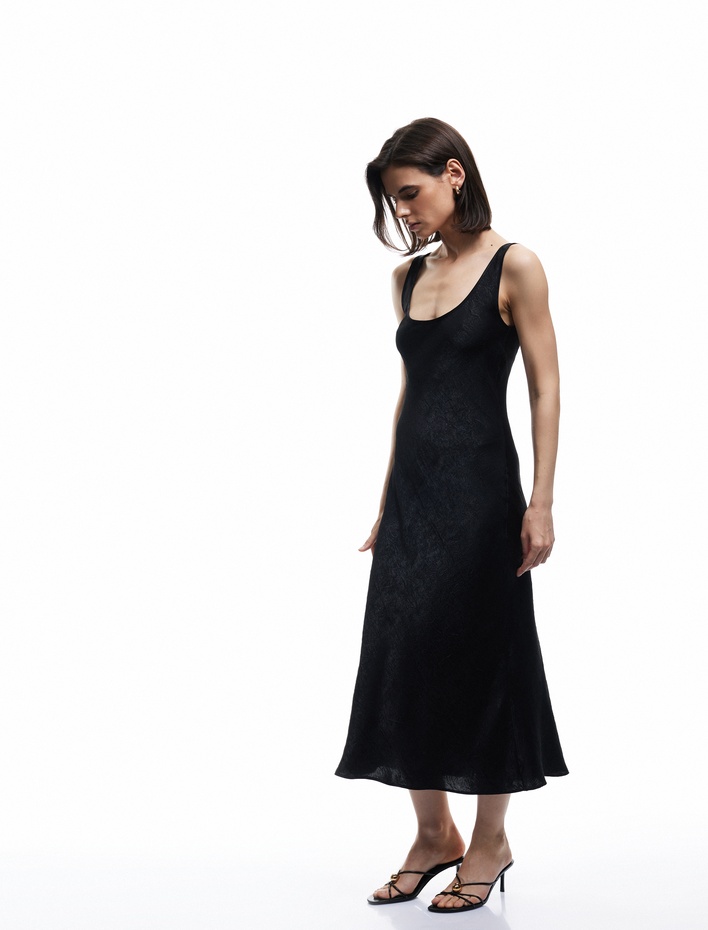  Slim Fit Kolsuz U Yaka Kalın Askılı Uzun Saten Elbise