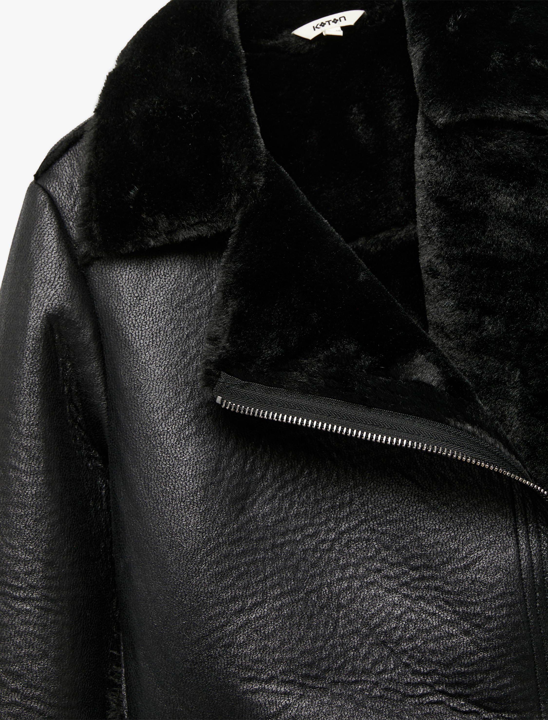   Peluş Astarlı Uzun Kollu Yakası Suni Kürklü Kruvaze Deri Görünümlü Ceket