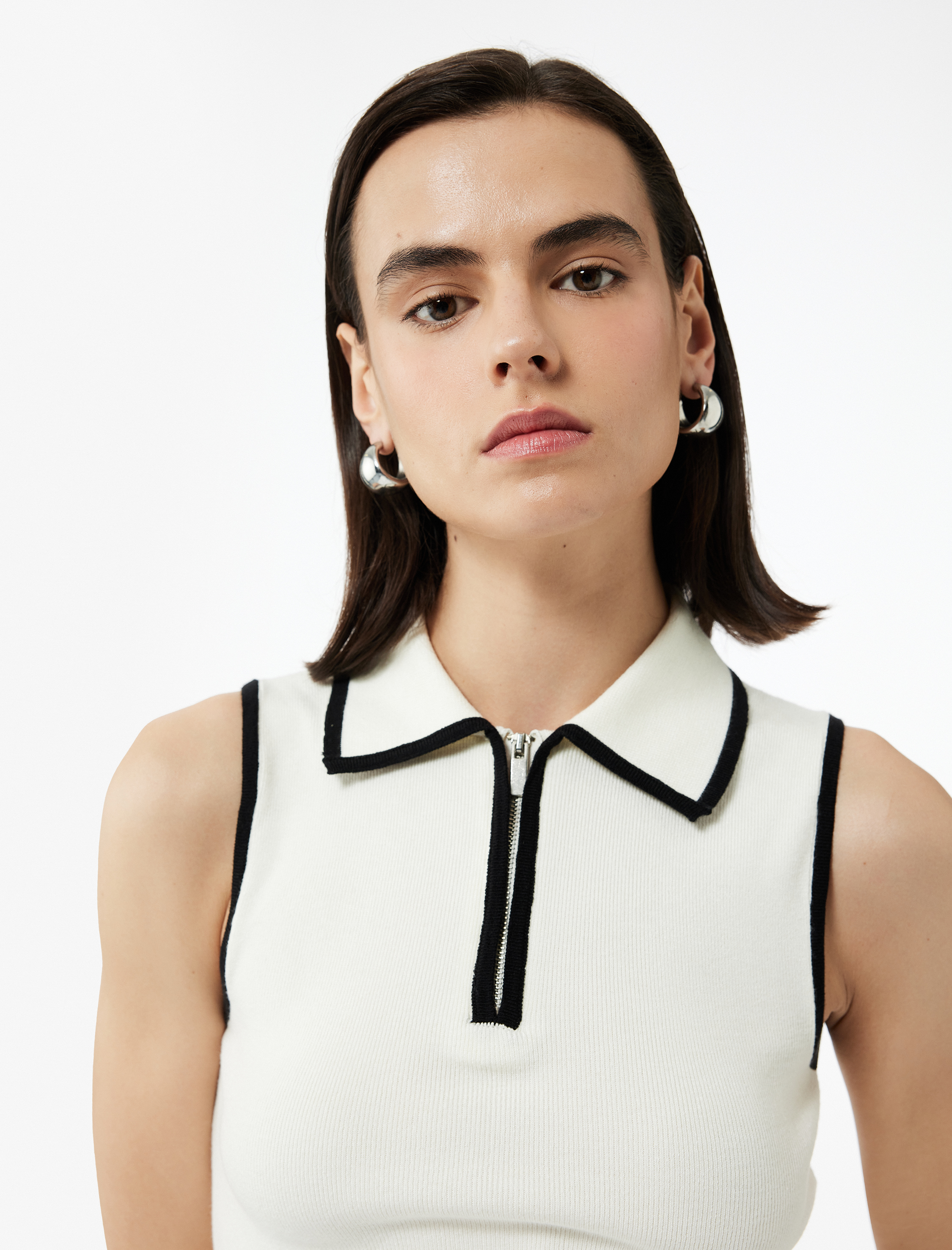   Renk Kontrastlı Kolsuz Fermuar Detaylı Polo Yaka Triko Bluz