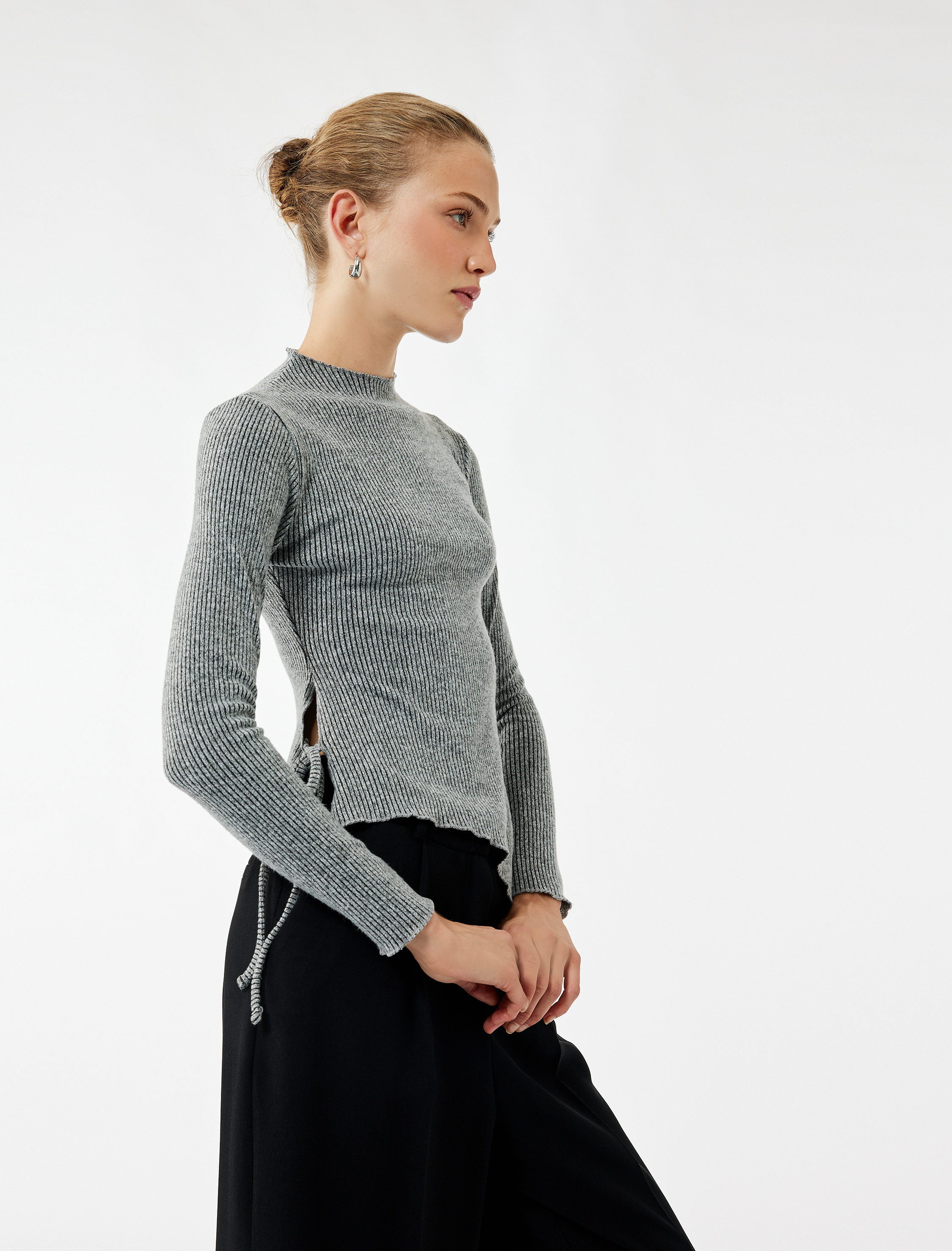   Uzun Kollu Dik Yaka Asimetrik Bağlama Detaylı Bluz