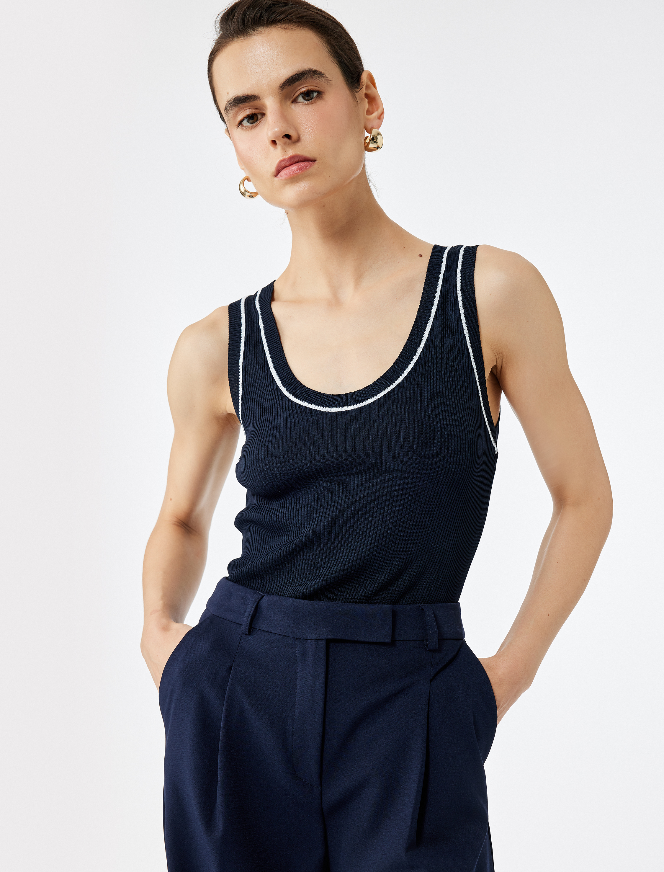   Renk Kontrastlı Kolsuz U Yaka Triko Atlet