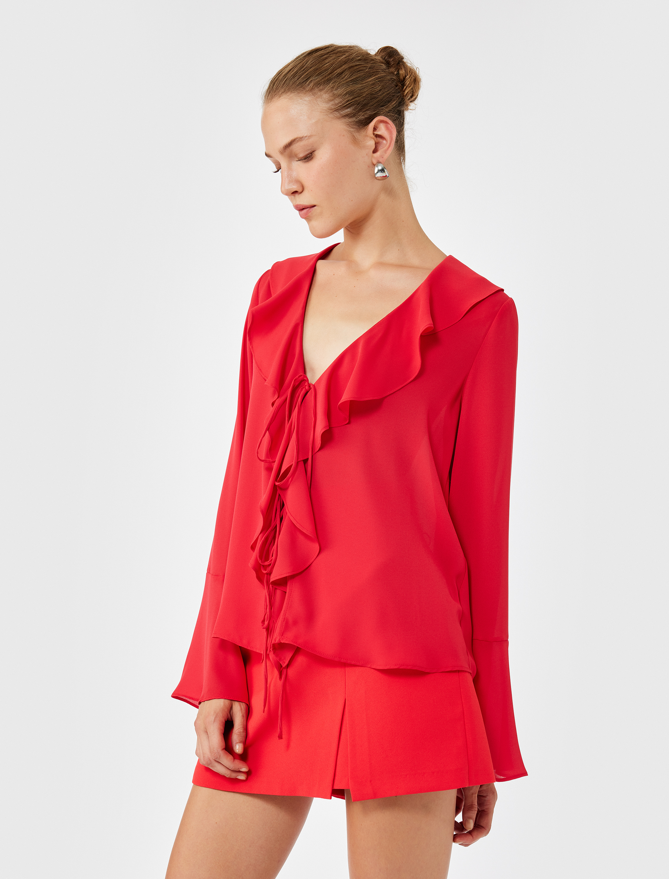   Uzun İspanyol Kollu Önden Bağlama Detaylı V Yaka Fırfırlı Gömlek