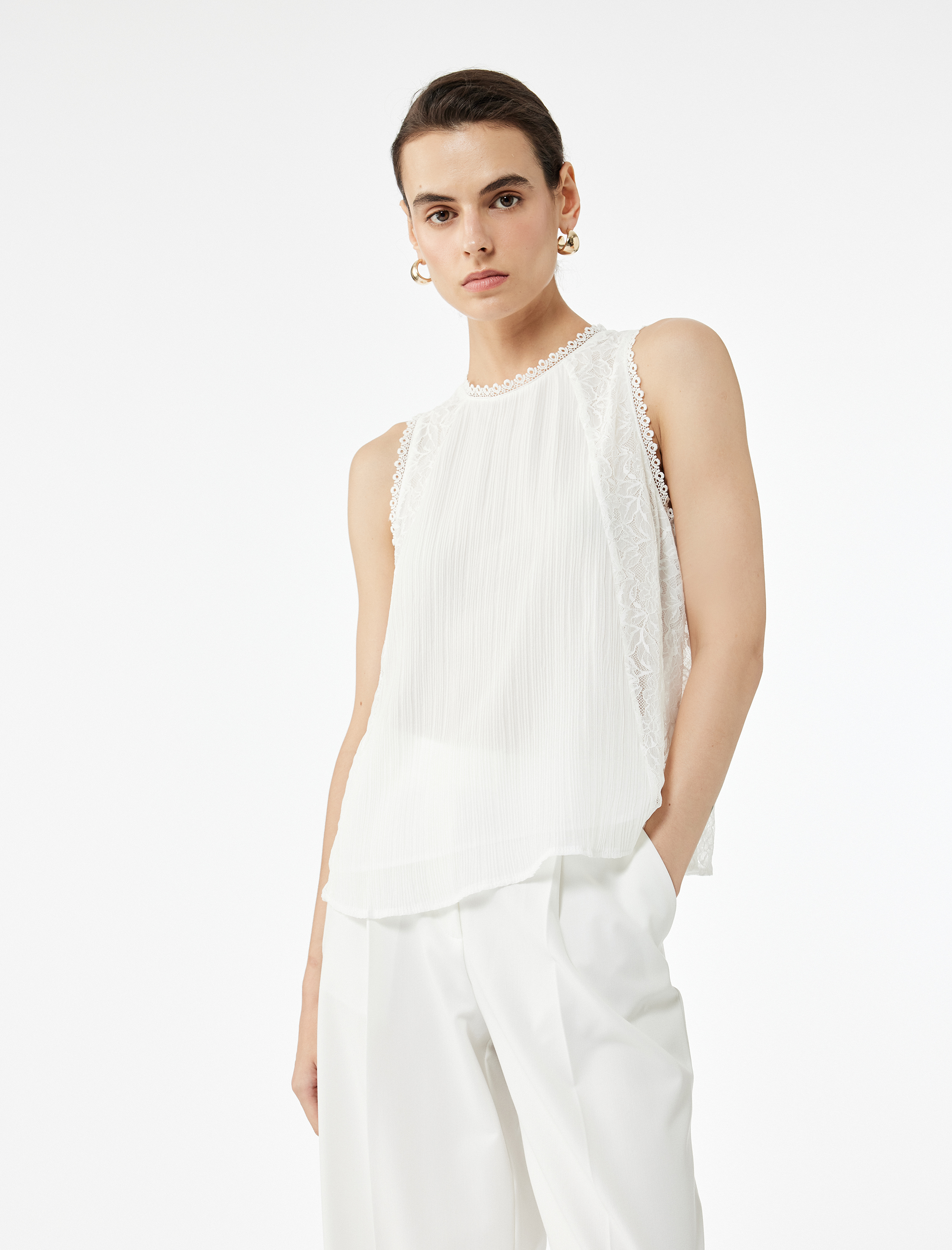   Rahat Kalıp Bisiklet Yaka Dantelli Tül Kolsuz Bluz