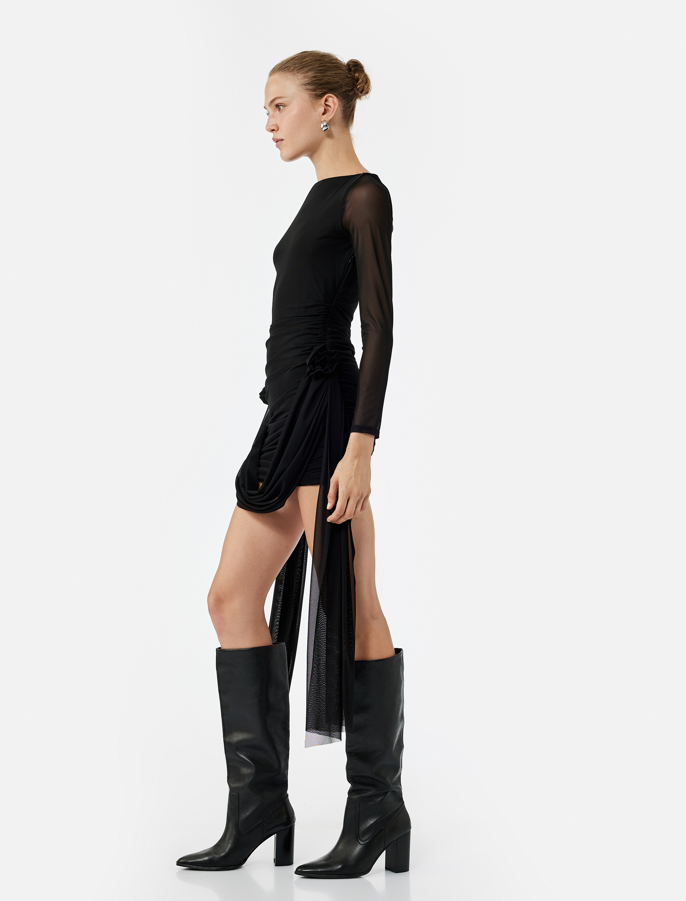   Uzun Kollu Kayık Yaka Tüllü Gül Detaylı Mini Bodycon Elbise