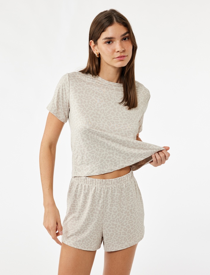  Kısa Kollu Bisiklet Yaka Leopar Desenli Şortlu Pijama Takımı