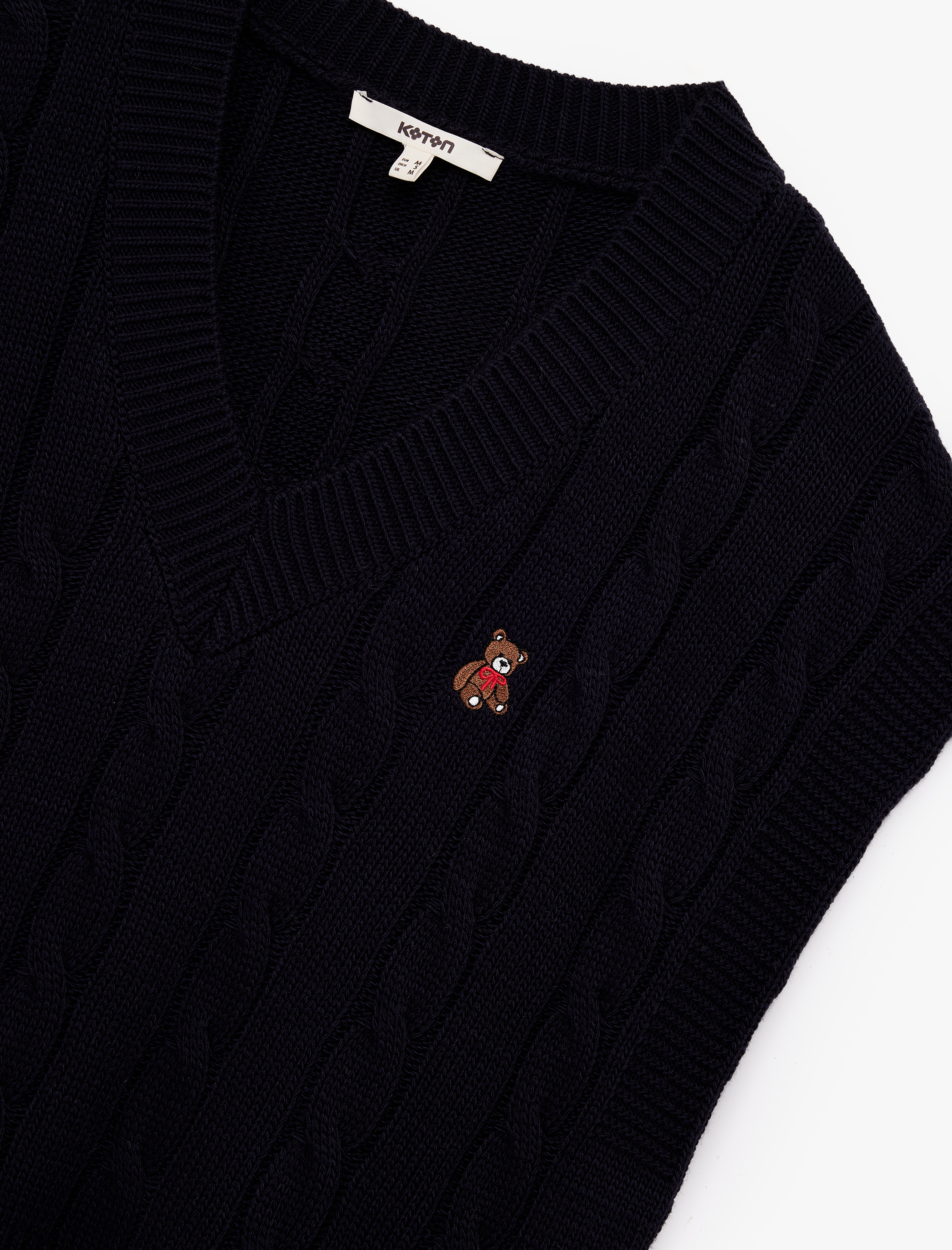   Kolsuz V Yaka Ayıcık İşleme Detaylı Saç Örgü Oversize Süveter