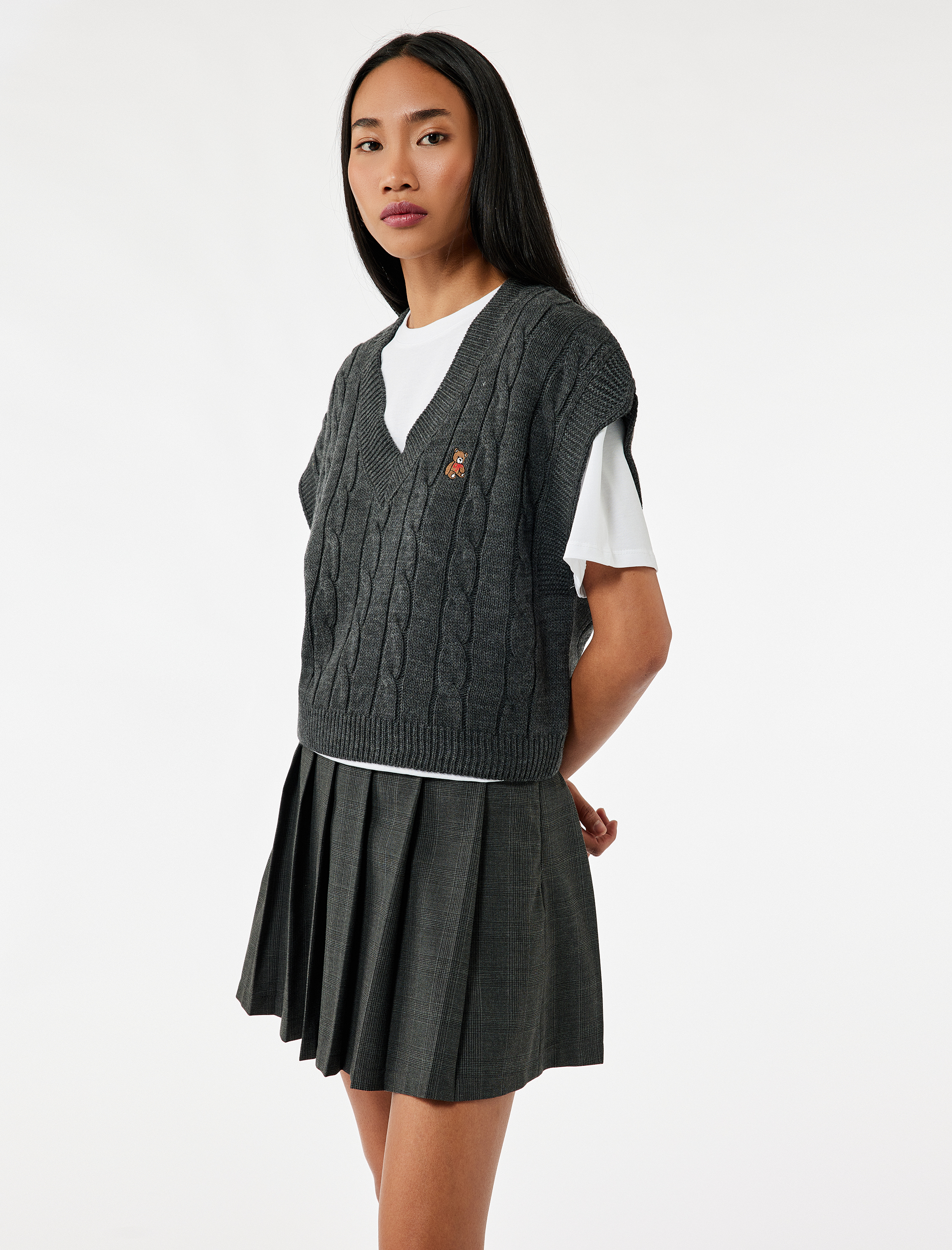   Kolsuz V Yaka Ayıcık İşleme Detaylı Saç Örgü Oversize Süveter