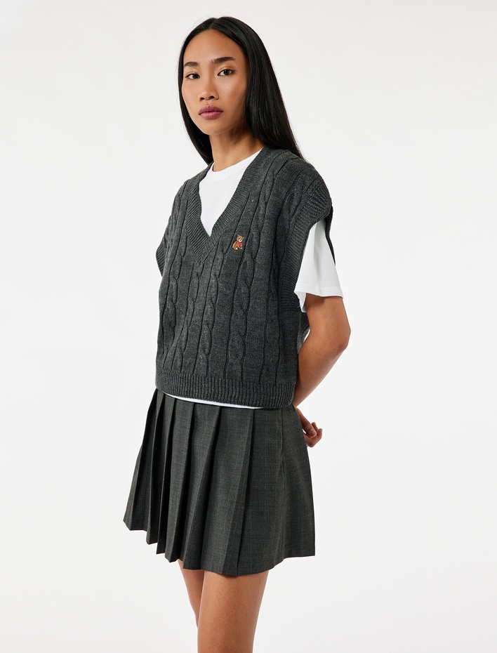  Kolsuz V Yaka Ayıcık İşleme Detaylı Saç Örgü Oversize Süveter