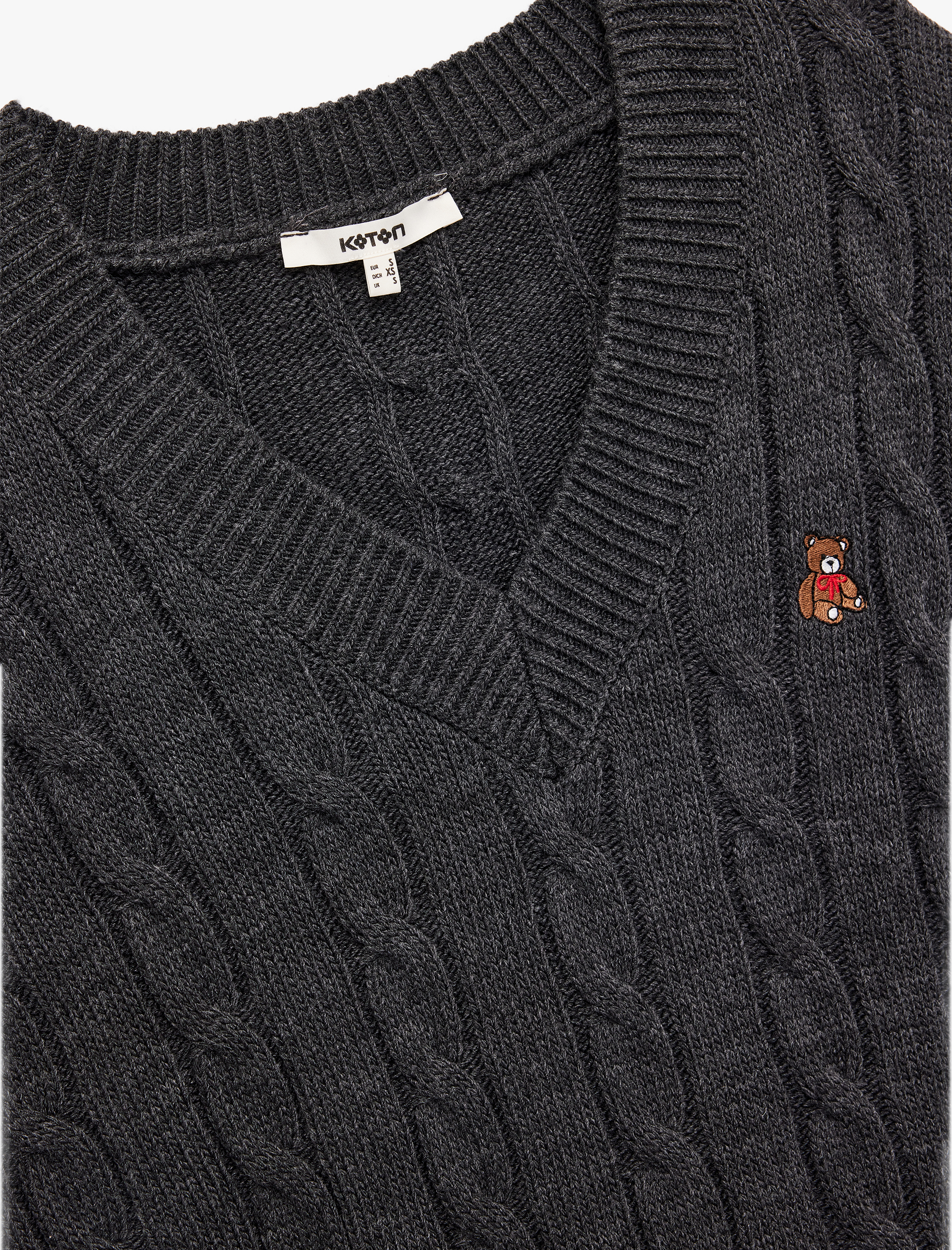   Kolsuz V Yaka Ayıcık İşleme Detaylı Saç Örgü Oversize Süveter