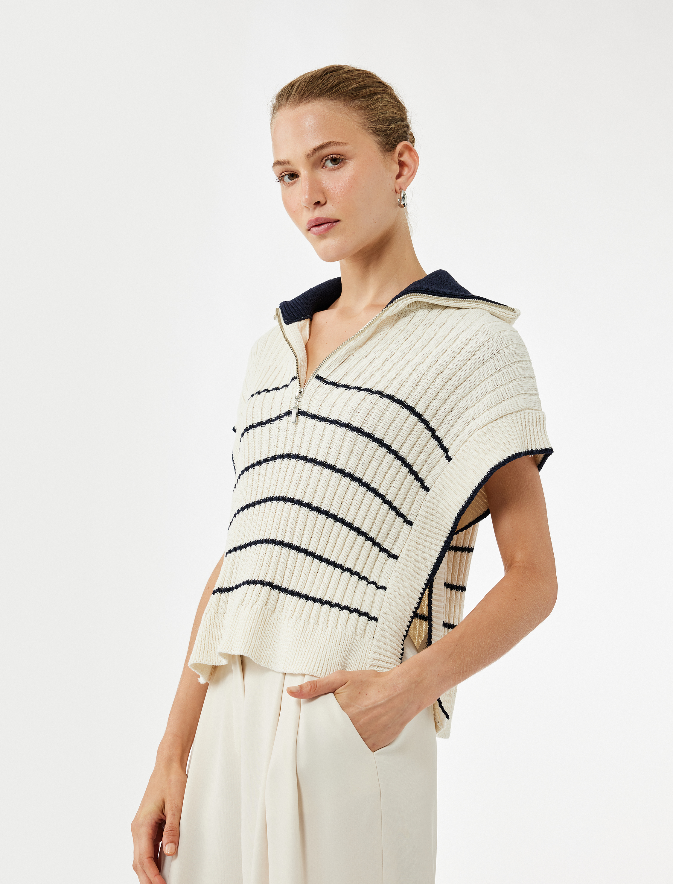   Yanları Yırtmaçlı Yarım Fermuarlı Polo Yaka Çizgili Triko Süveter