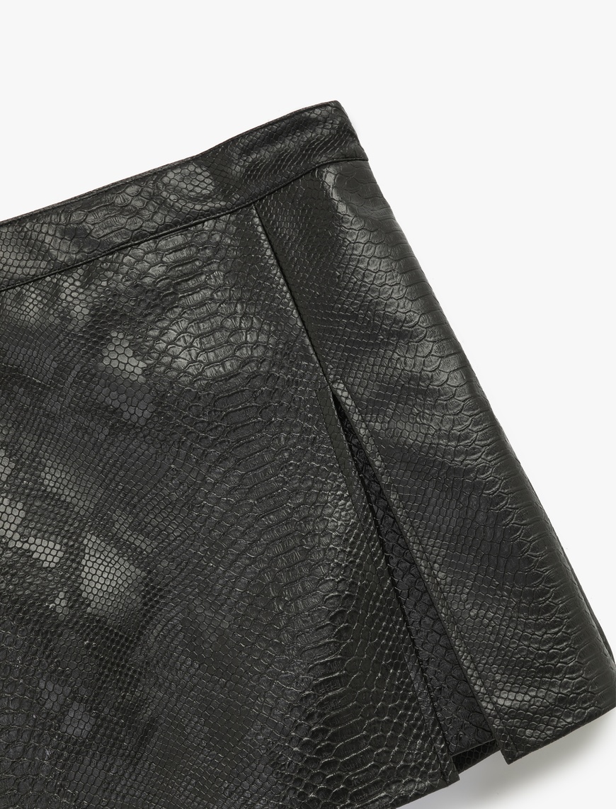   Slim Fit Yırtmaç Detaylı Yılan Derisi Dokulu Suni Deri Şort Etek