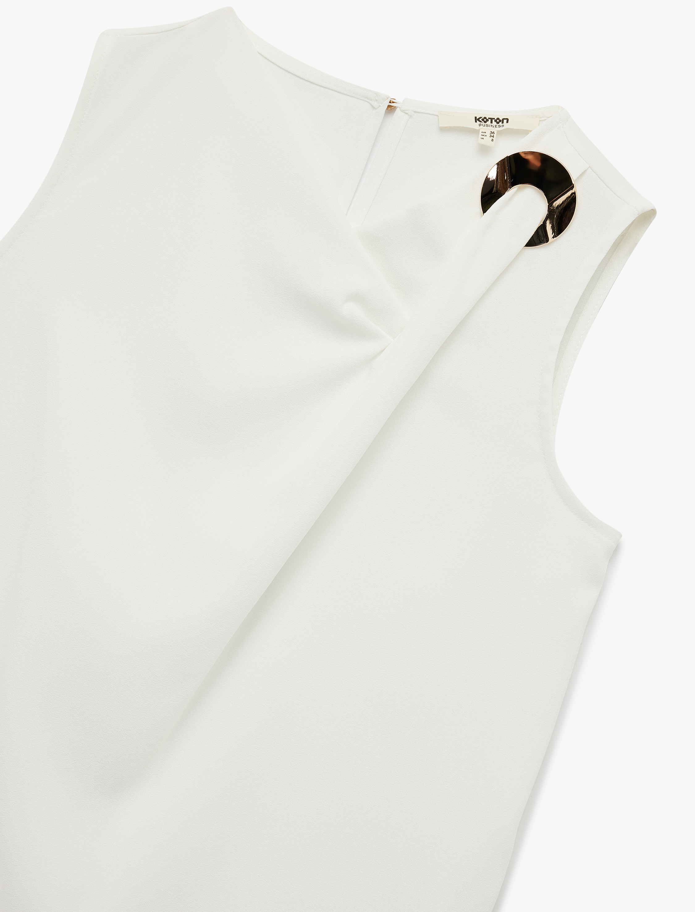   Asimetrik Yaka Metal Aksesuar Detaylı Kolsuz Bluz