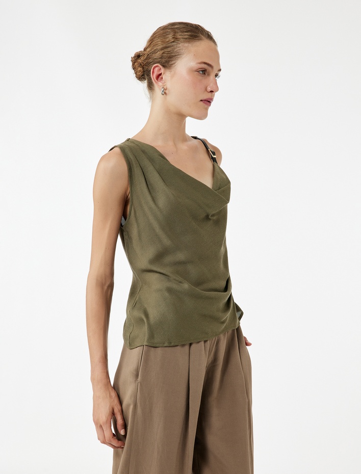  Keten Karışımlı Aksesuar Detaylı Degaje Yaka Kolsuz Bluz