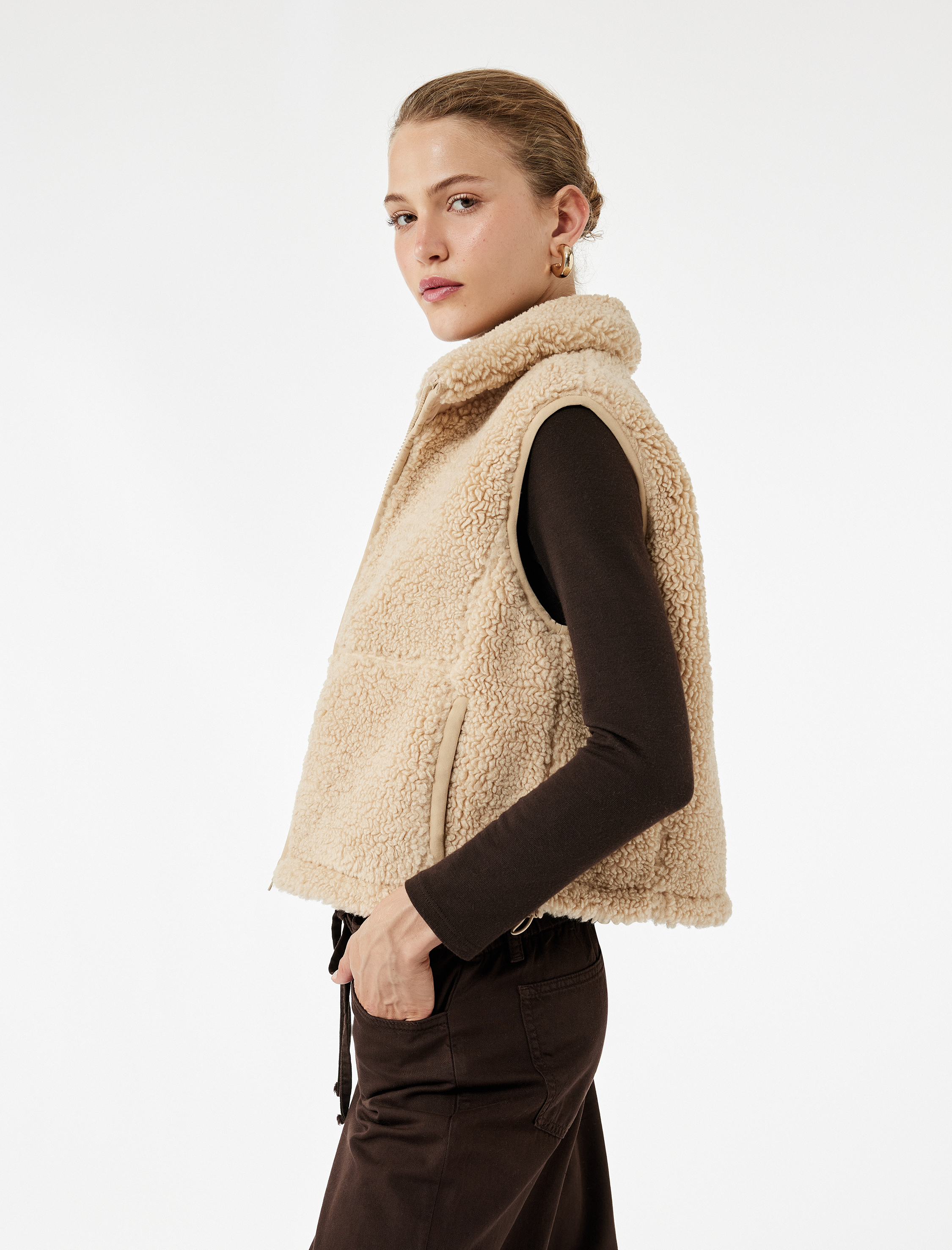   Dik Yaka Kolsuz Cepli Fermuarlı Peluş Crop Yelek