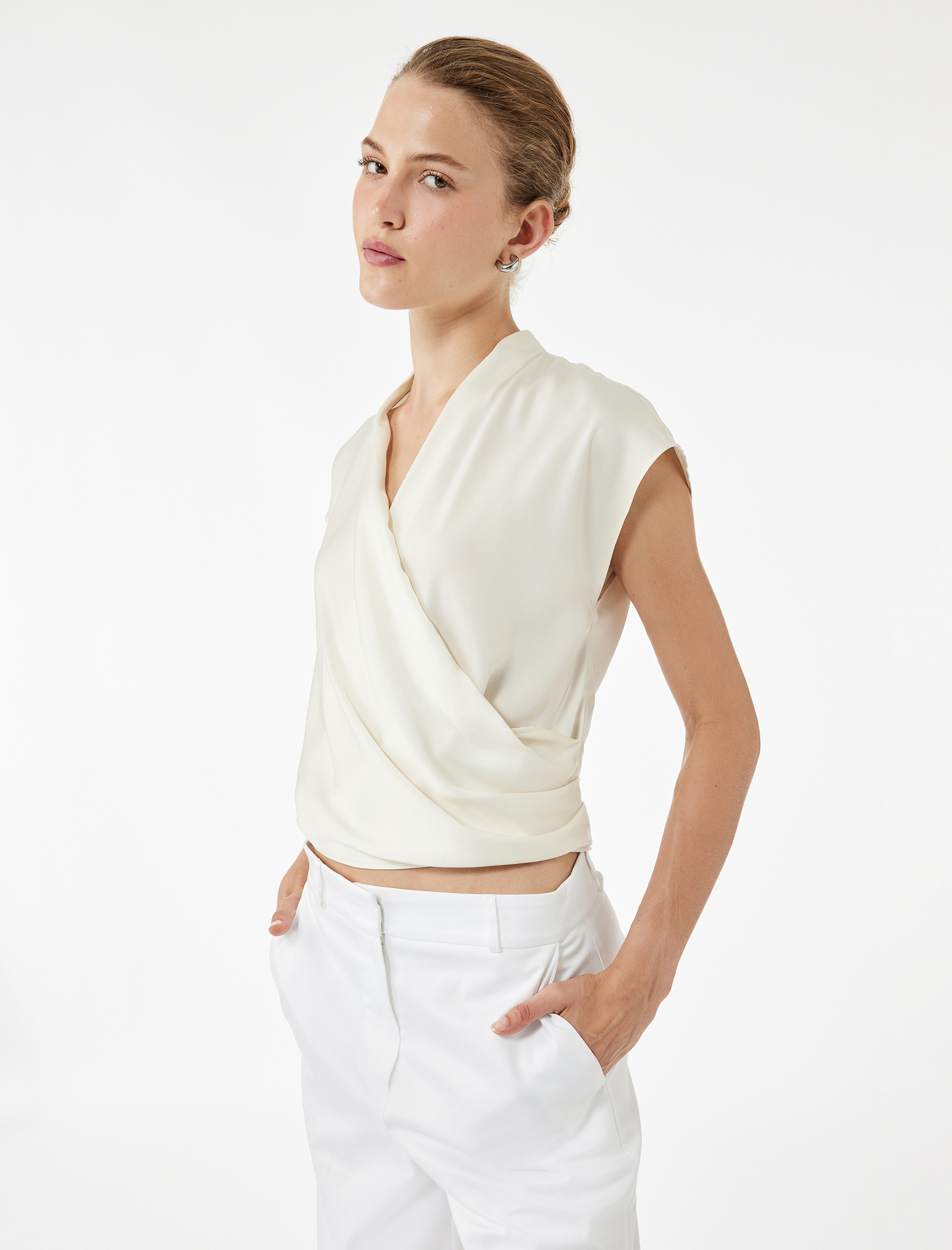   Regular Fit Dökümlü Drapeli Kolsuz Kruvaze Bluz