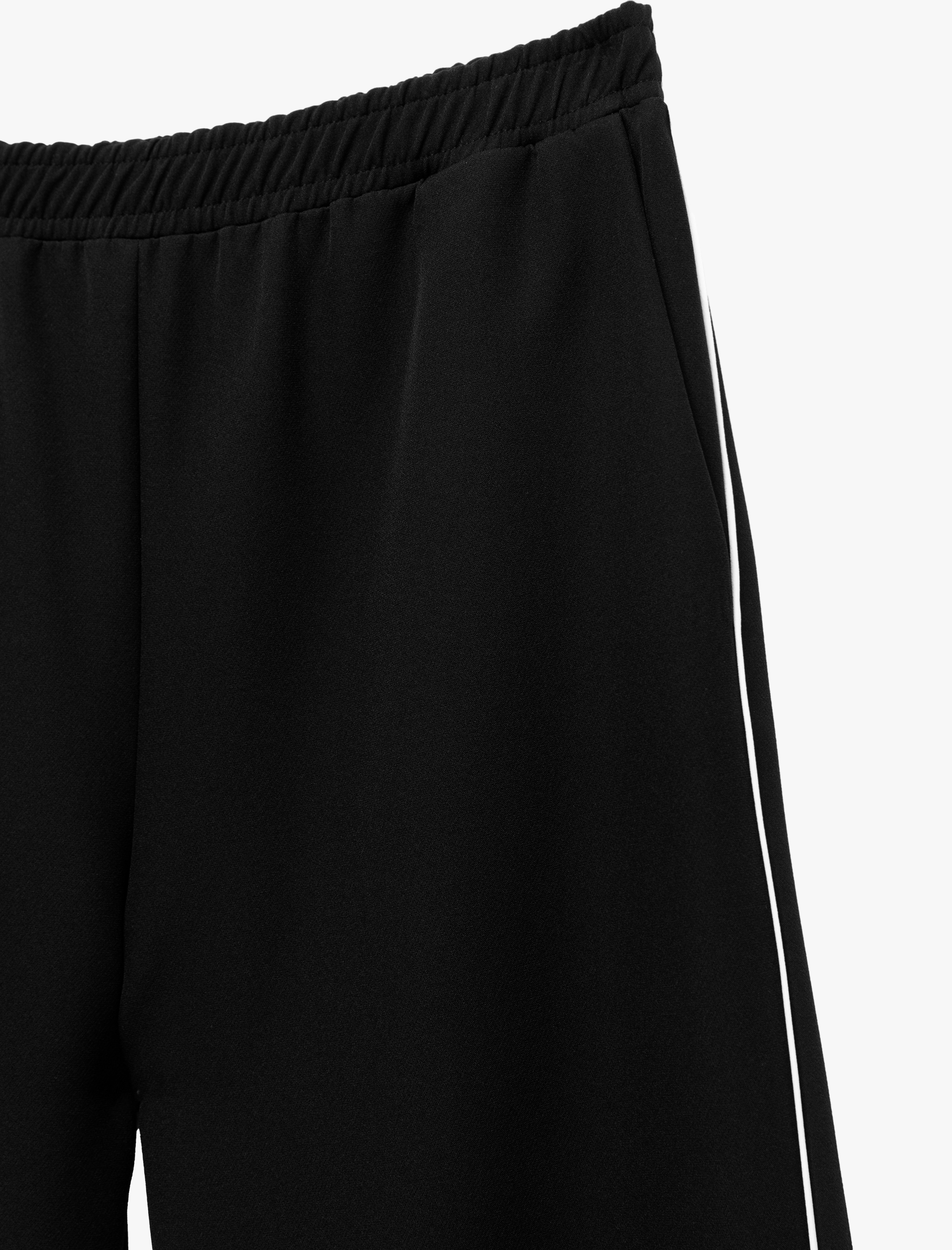   Yanları Şerit Detaylı Cepli Düz Bol Paça Eşofman Pantolon