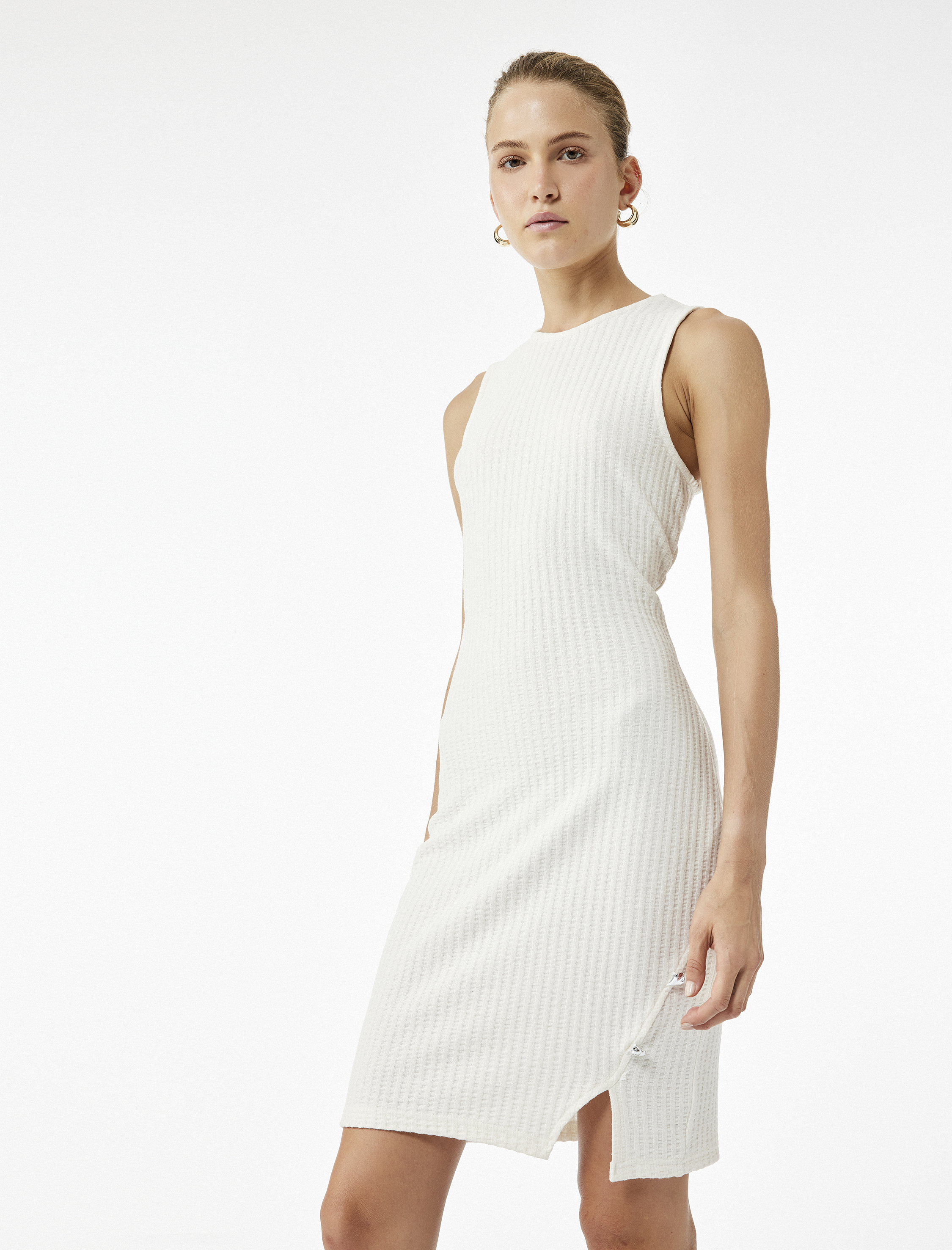   Slim Fit Asimetrik Kesim Aksesuar Detaylı Kolsuz Bisiklet Yaka Mini Kalem Elbise