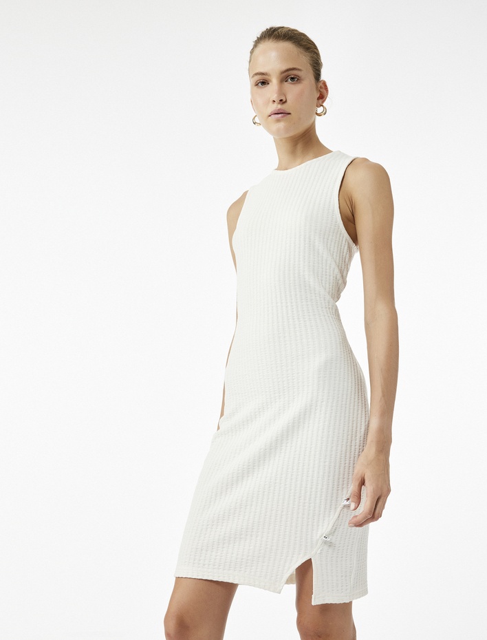  Slim Fit Asimetrik Kesim Aksesuar Detaylı Kolsuz Bisiklet Yaka Mini Kalem Elbise