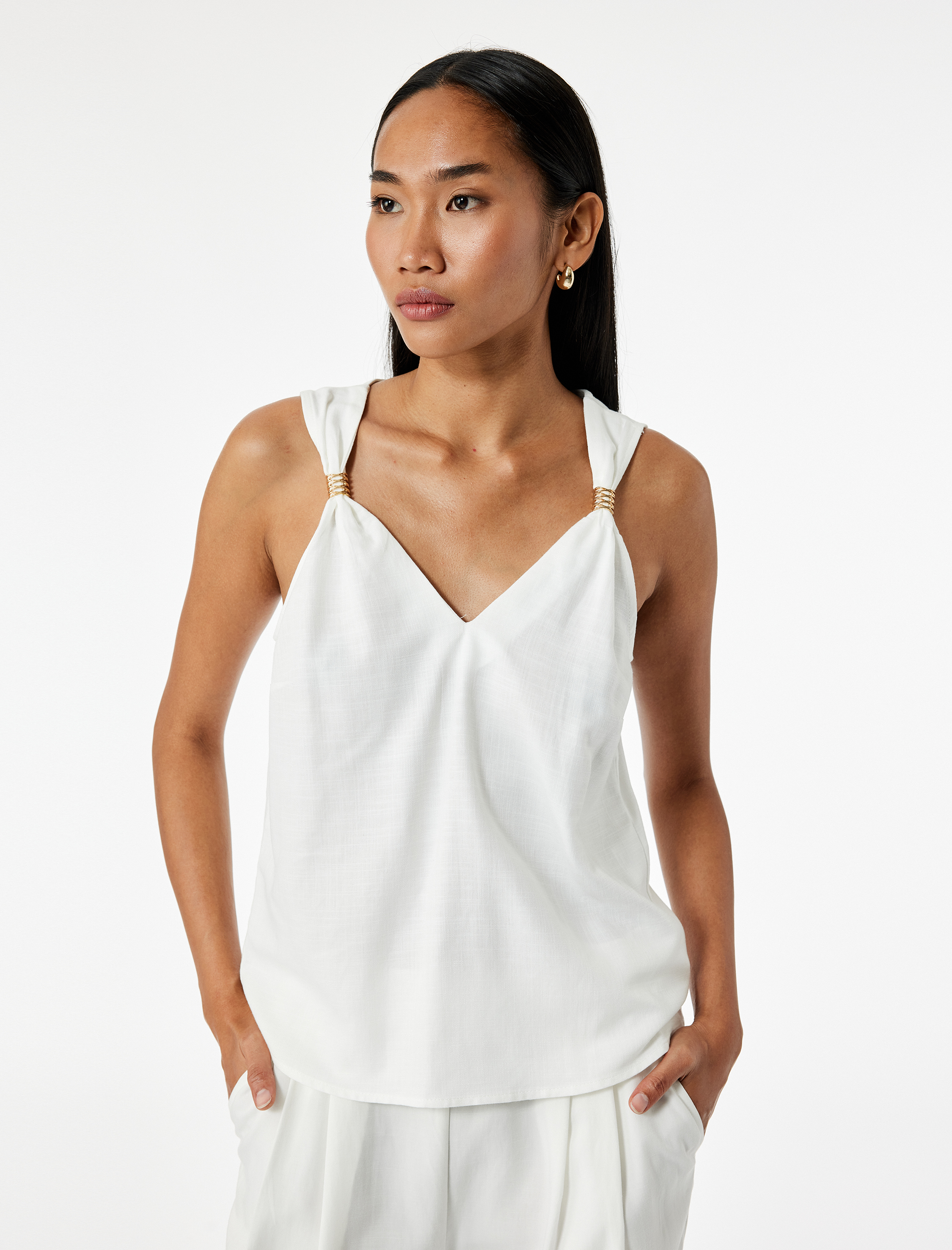   Metal Aksesuar Detaylı V Yaka Kolsuz Bluz