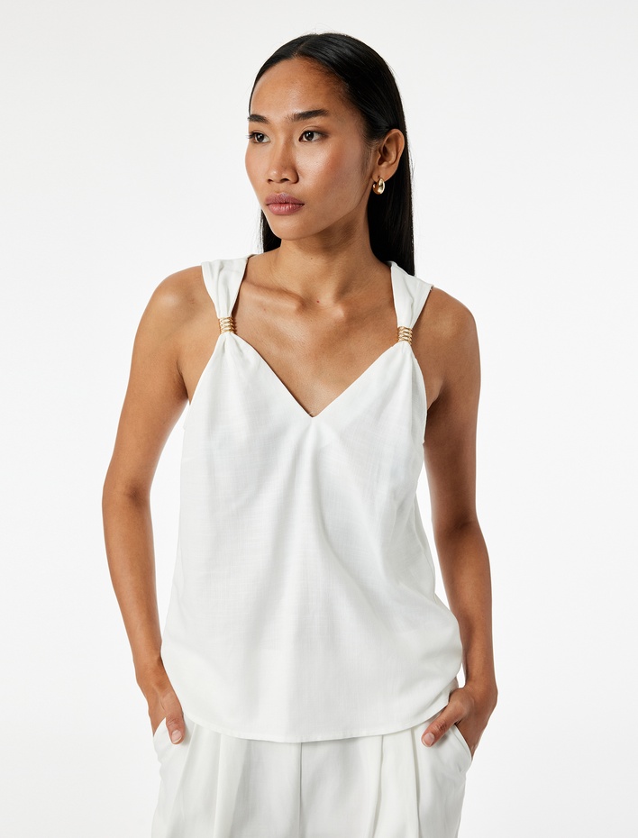  Metal Aksesuar Detaylı V Yaka Kolsuz Bluz