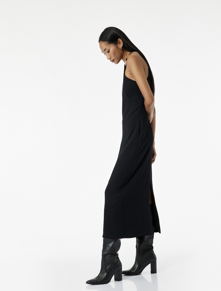  Krep Kumaş Aksesuar Detaylı Kolsuz Halter Yaka Uzun Elbise