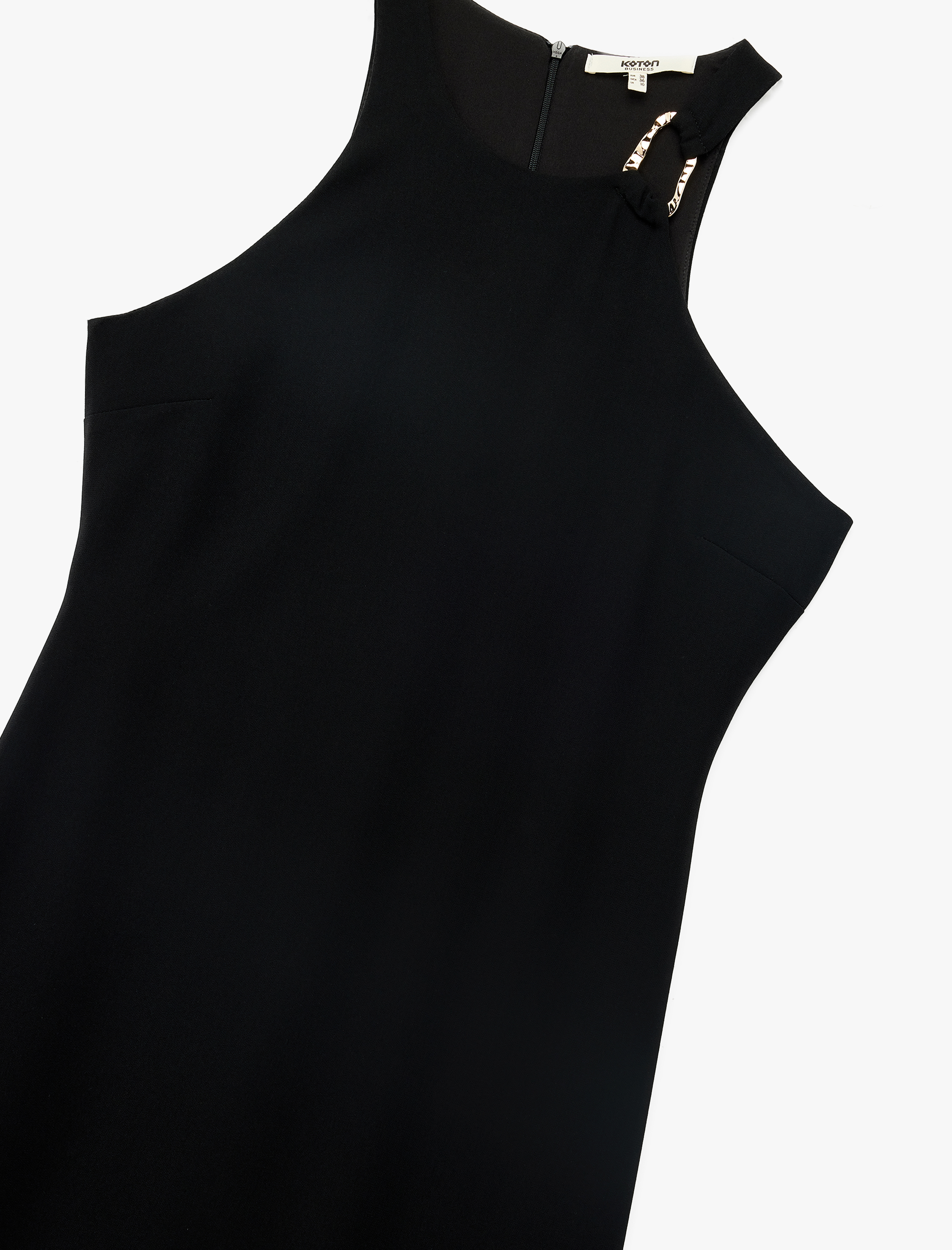   Krep Kumaş Aksesuar Detaylı Kolsuz Halter Yaka Uzun Elbise