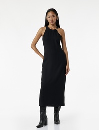 Krep Kumaş Aksesuar Detaylı Kolsuz Halter Yaka Uzun Elbise