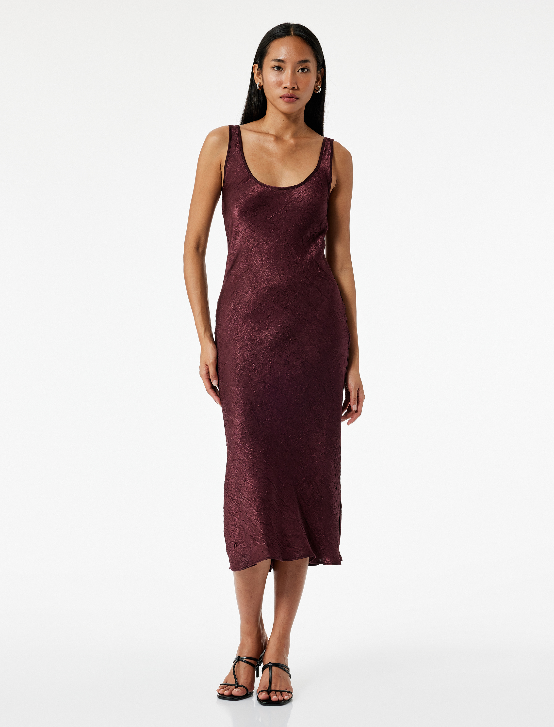   Slim Fit Kolsuz U Yaka Kalın Askılı Uzun Saten Elbise