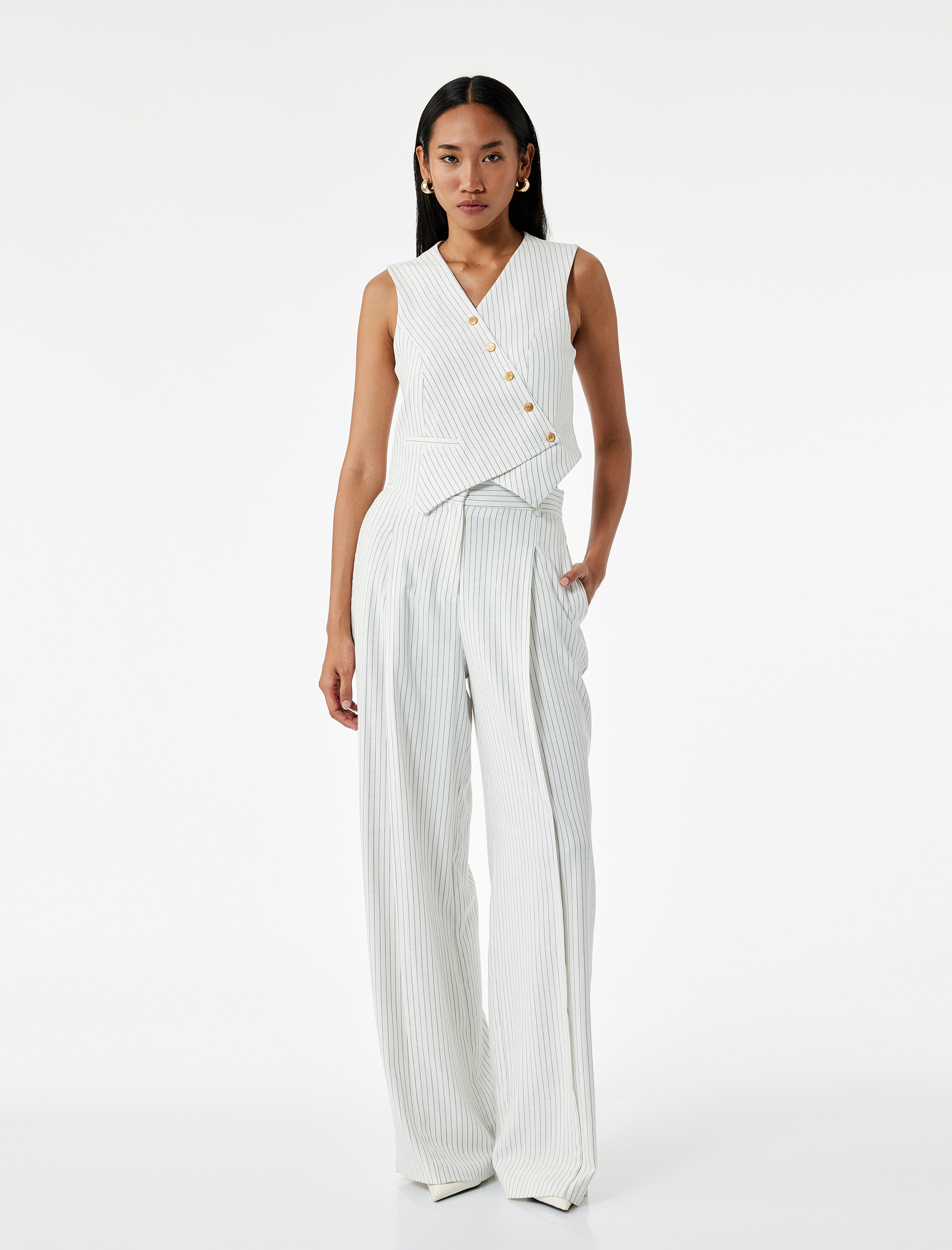   Kolsuz Viskon Karışımlı Cep Detaylı Düğmeli Asimetrik V Yaka Yelek