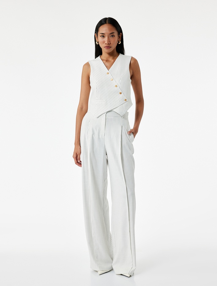  Kolsuz Viskon Karışımlı Cep Detaylı Düğmeli Asimetrik V Yaka Yelek