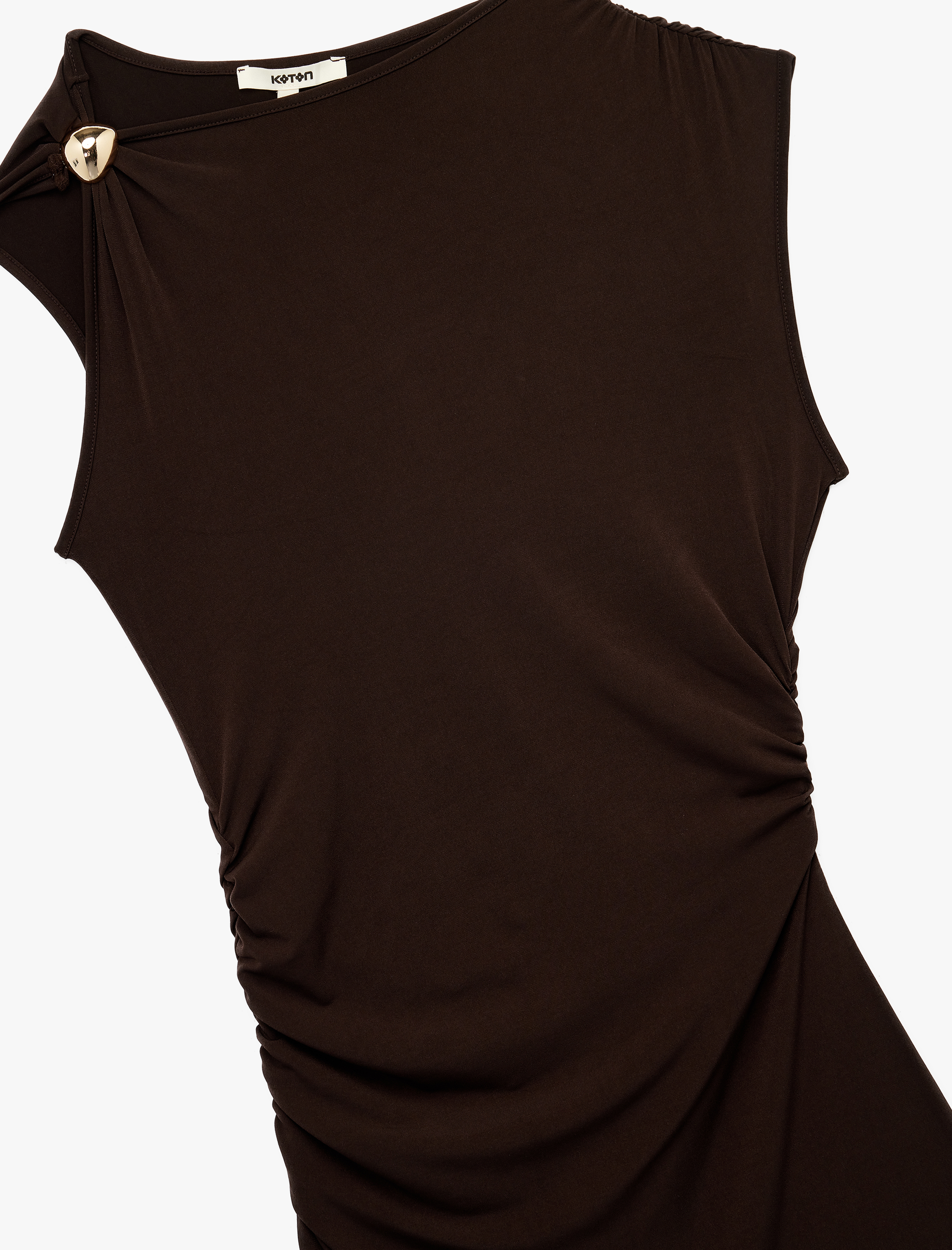   Sandy Kumaş Aksesuarlı Kolsuz Drapeli Asimetrik Kesim Uzun Elbise