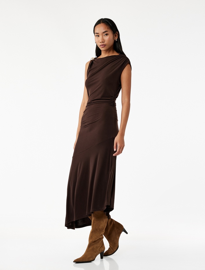  Sandy Kumaş Aksesuarlı Kolsuz Drapeli Asimetrik Kesim Uzun Elbise